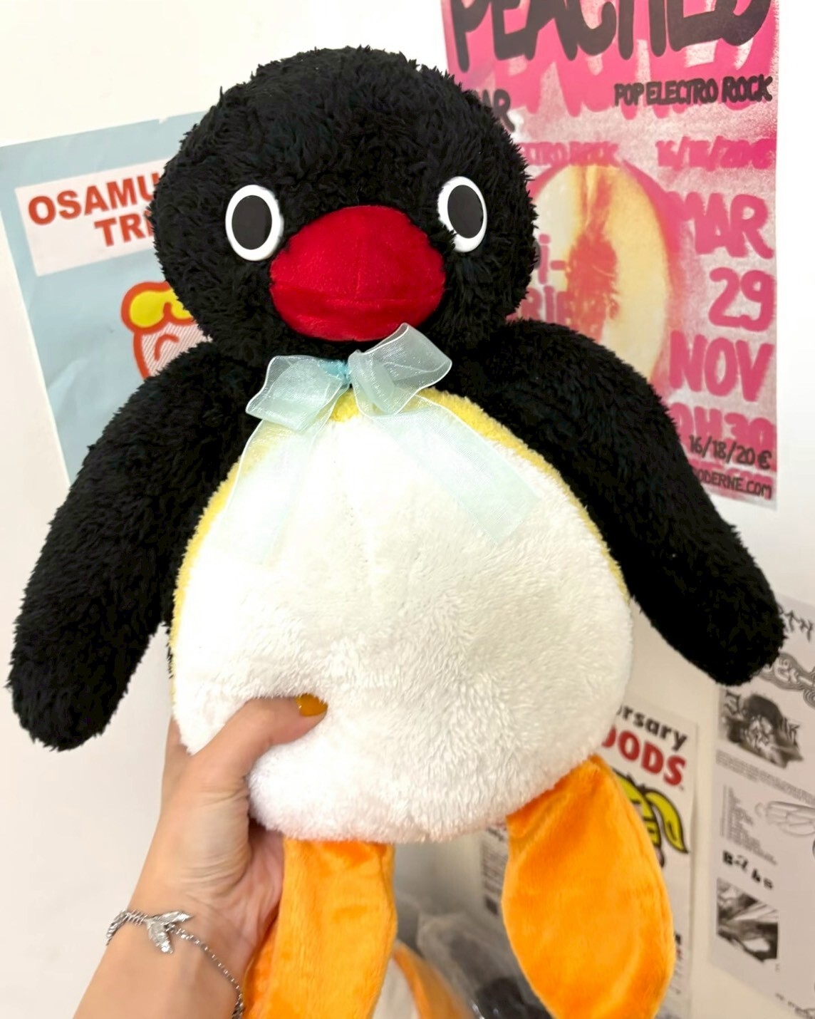<日本正版授權>PINGU 企鵝家族 毛絨玩偶 絲帶領結 娃娃 擺件
