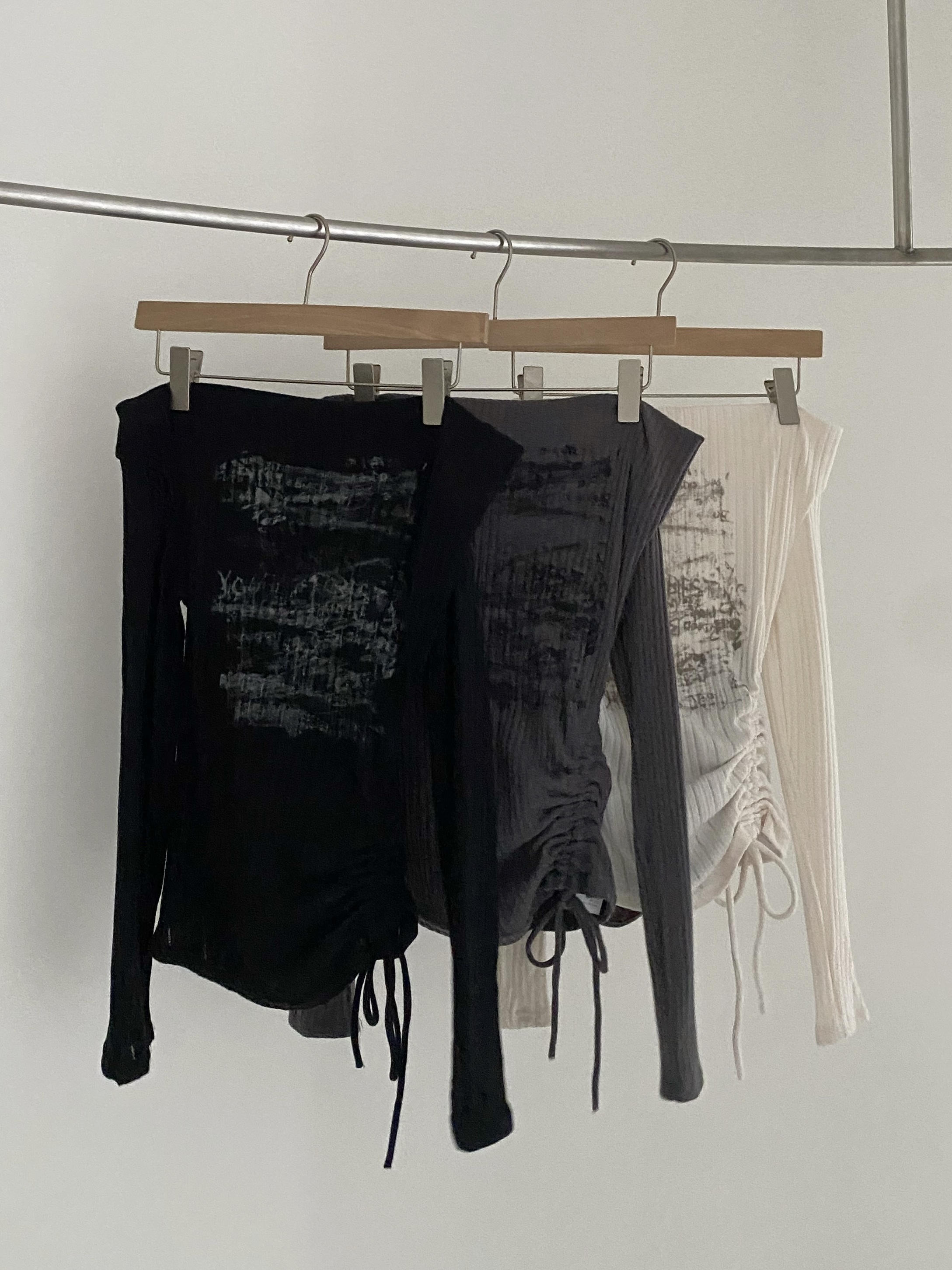 美式一字領繞脖抽繩上衣