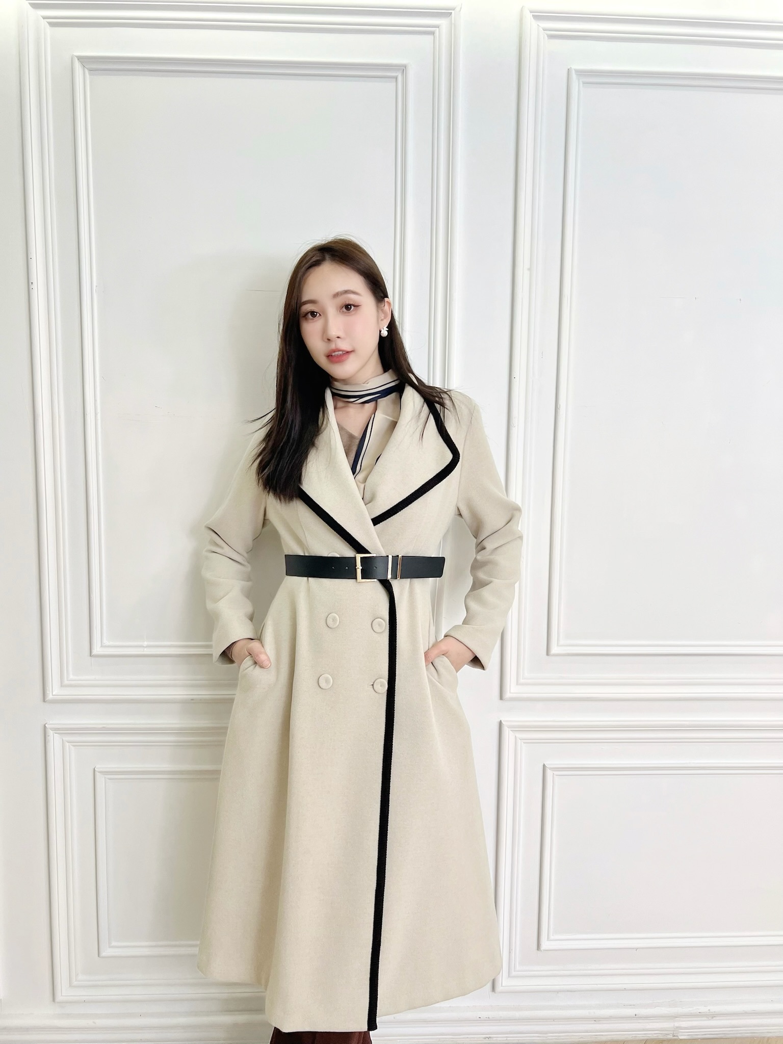 氣勢感!滾邊毛料大衣