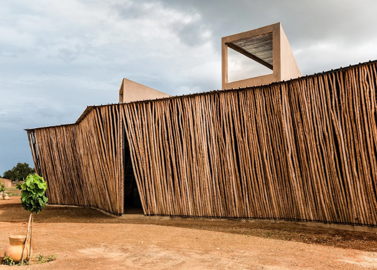 土、水、光與空間：與自然元素和諧共生的建築設計