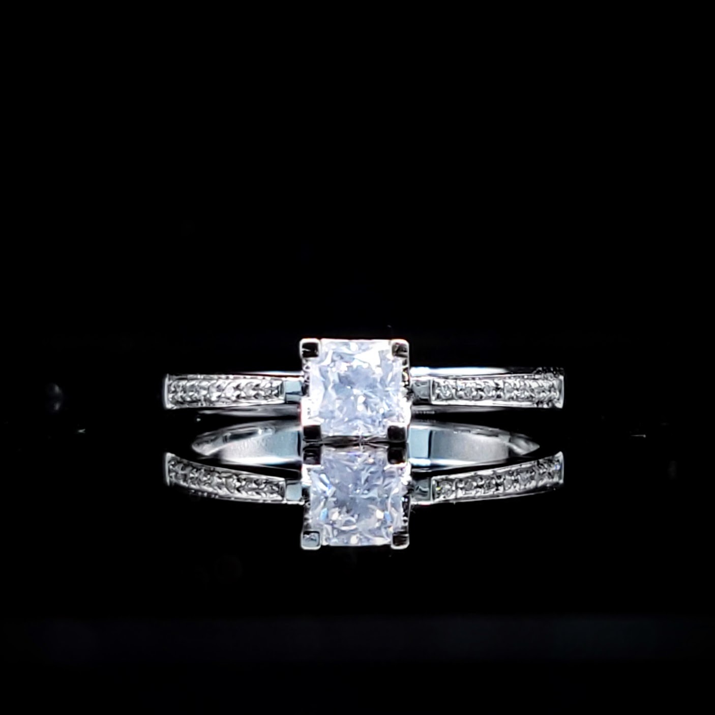 全新18K白金【單粒35份方形鑽石】配小鑽共40份鑽石戒指