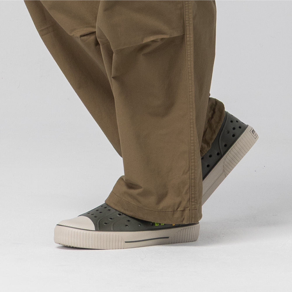 雙色洞洞餅乾水鞋 (奶蓋橄欖綠)