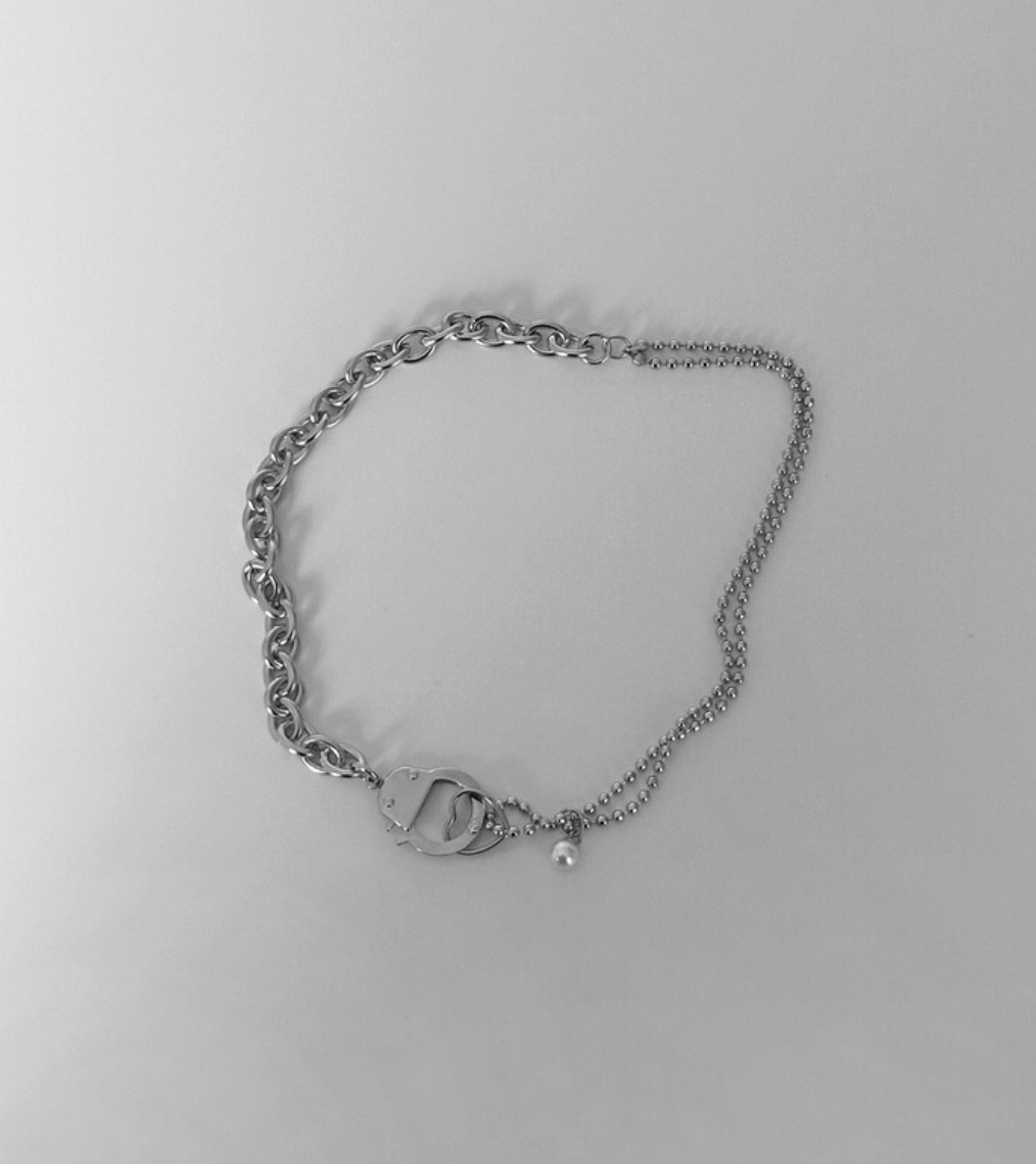 OFUSE - pearl drop choker (handcuffs)
