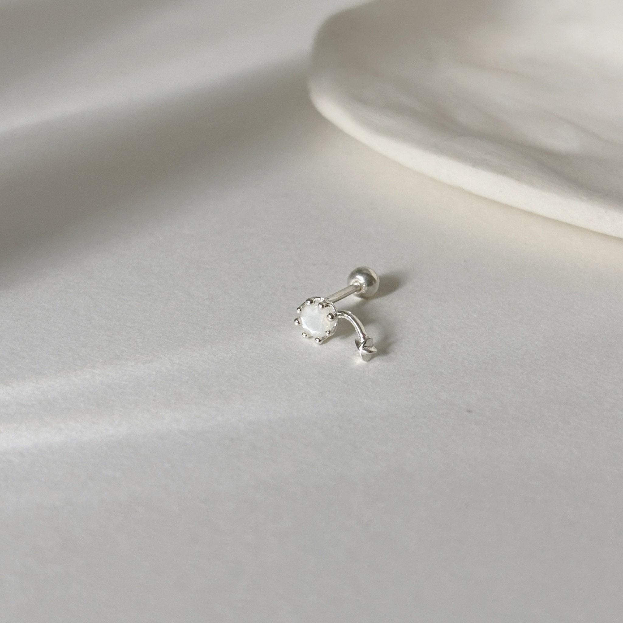 彎彎小星白月光石轉珠耳環