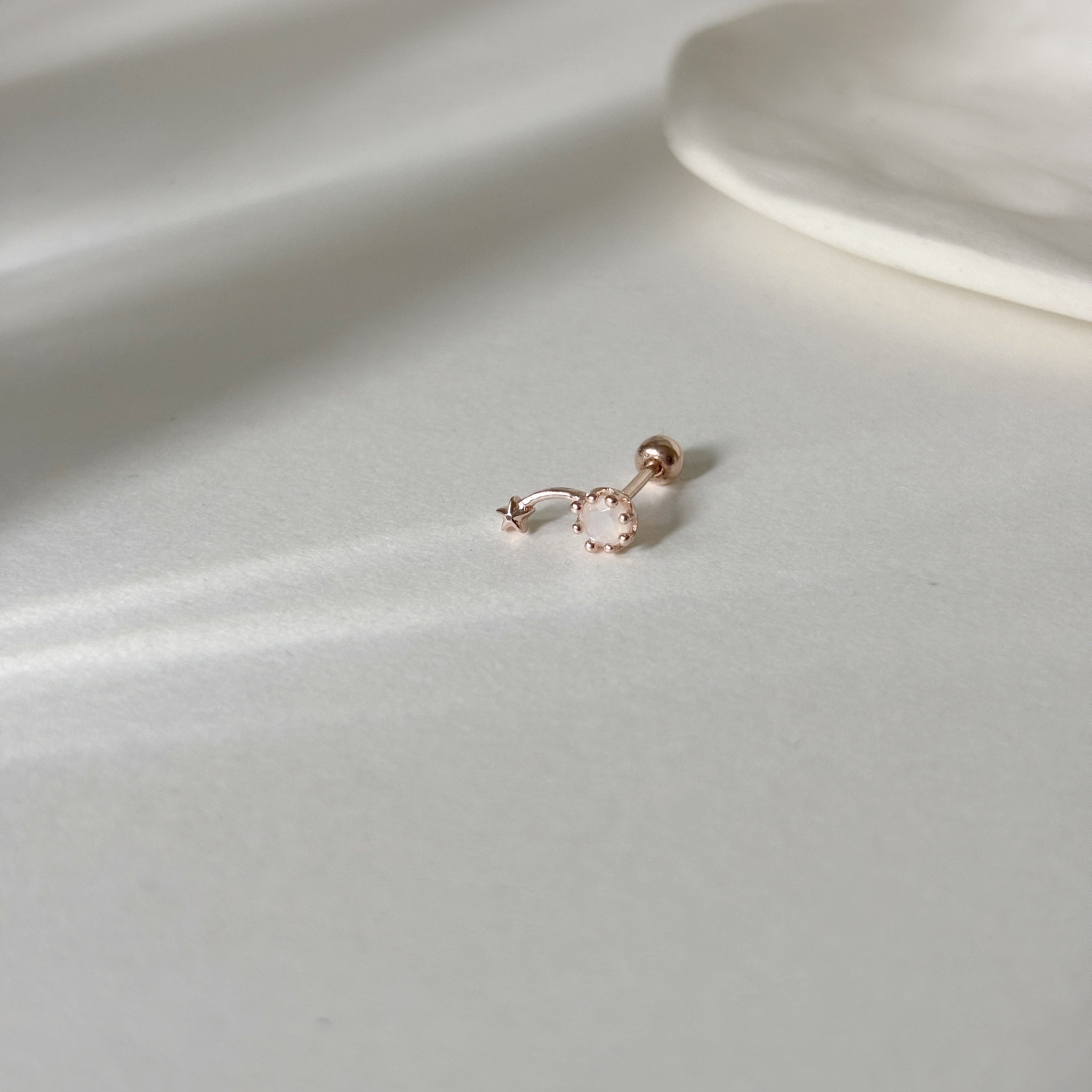 彎彎小星白月光石轉珠耳環