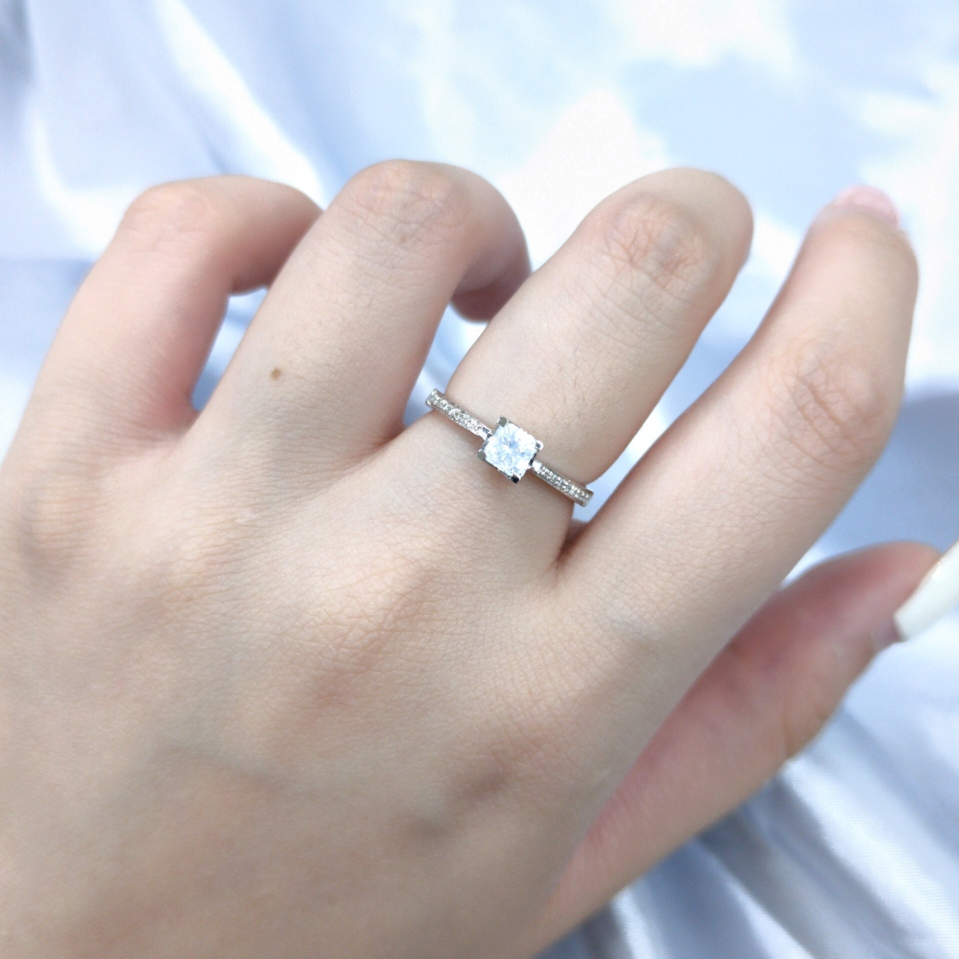 全新18K白金【單粒35份方形鑽石】配小鑽共40份鑽石戒指