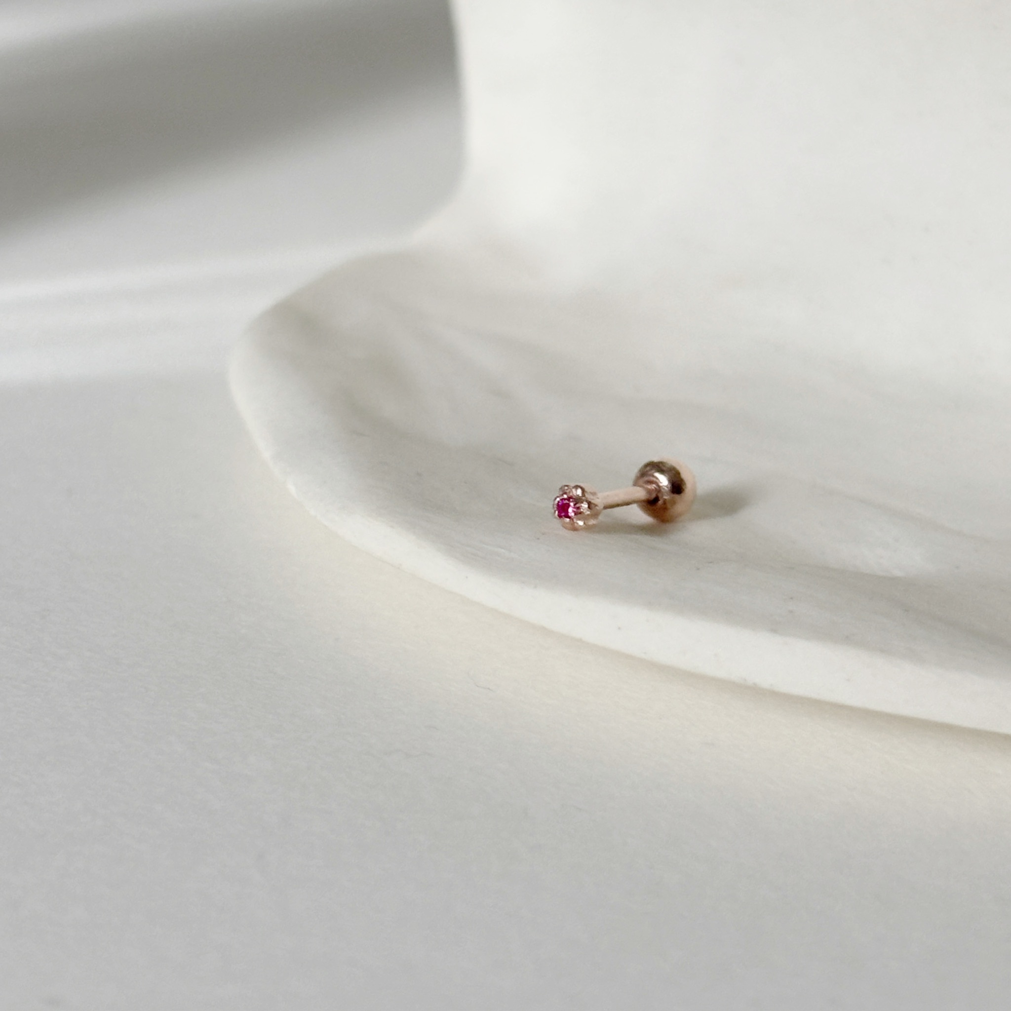 超迷你小花紅寶石轉珠耳環