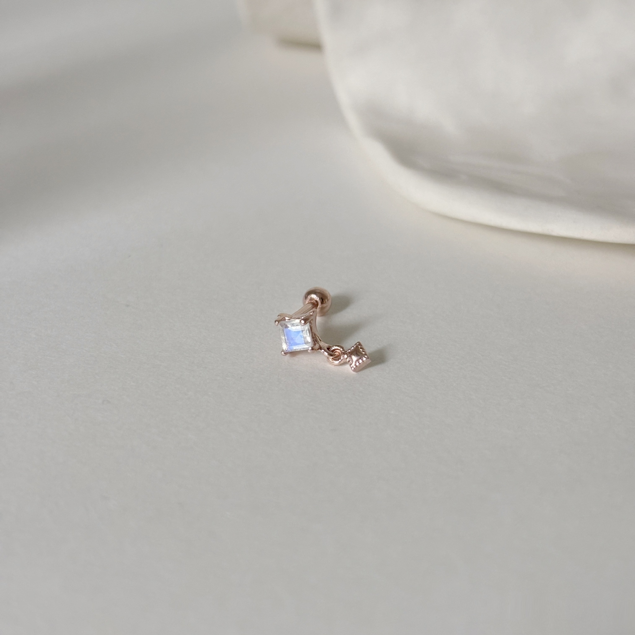 晃晃滾邊菱形月光石轉珠耳環