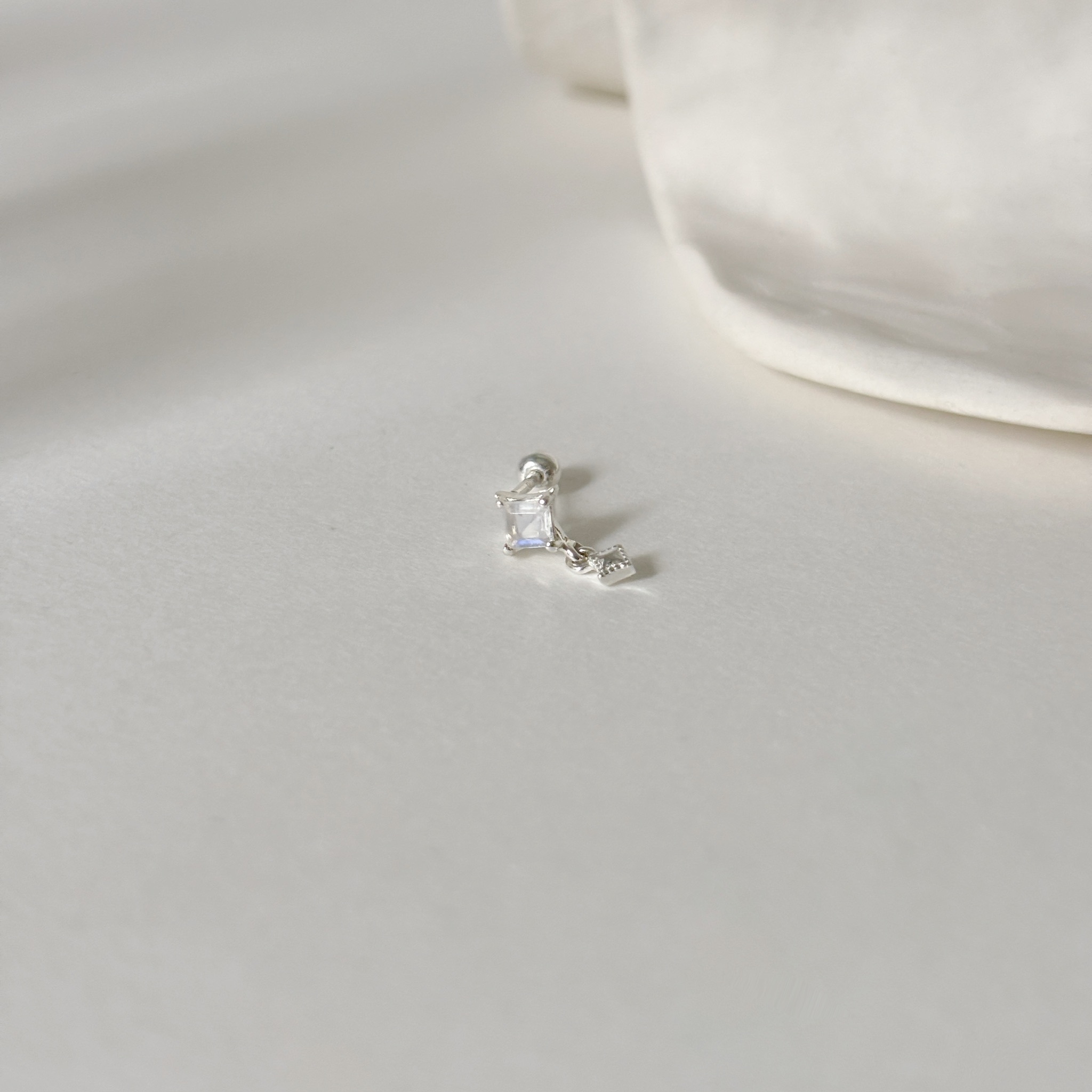 晃晃滾邊菱形月光石轉珠耳環