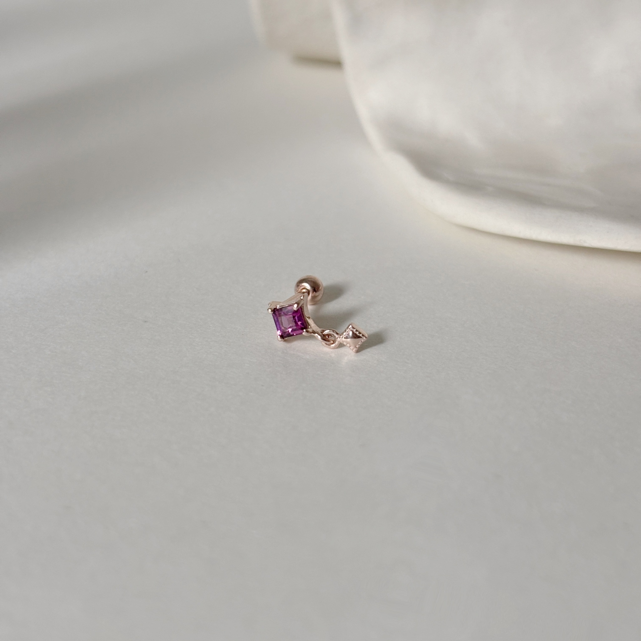 晃晃滾邊菱形玫瑰石榴石轉珠耳環