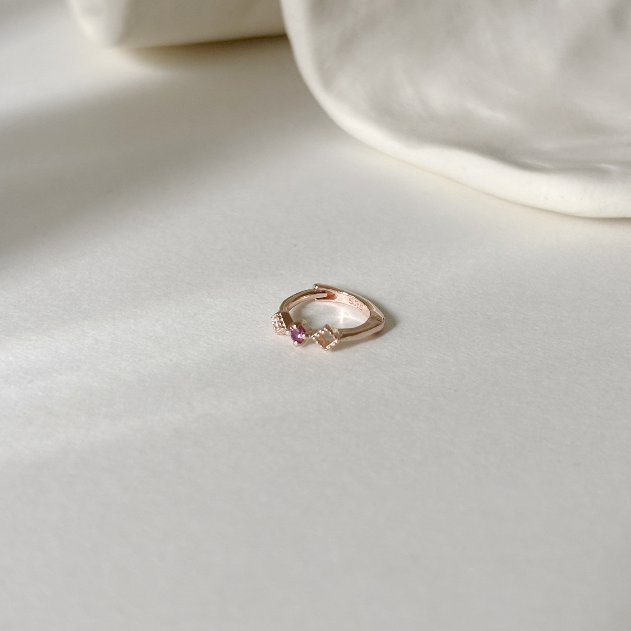 簍空菱形玫瑰石榴石耳圈