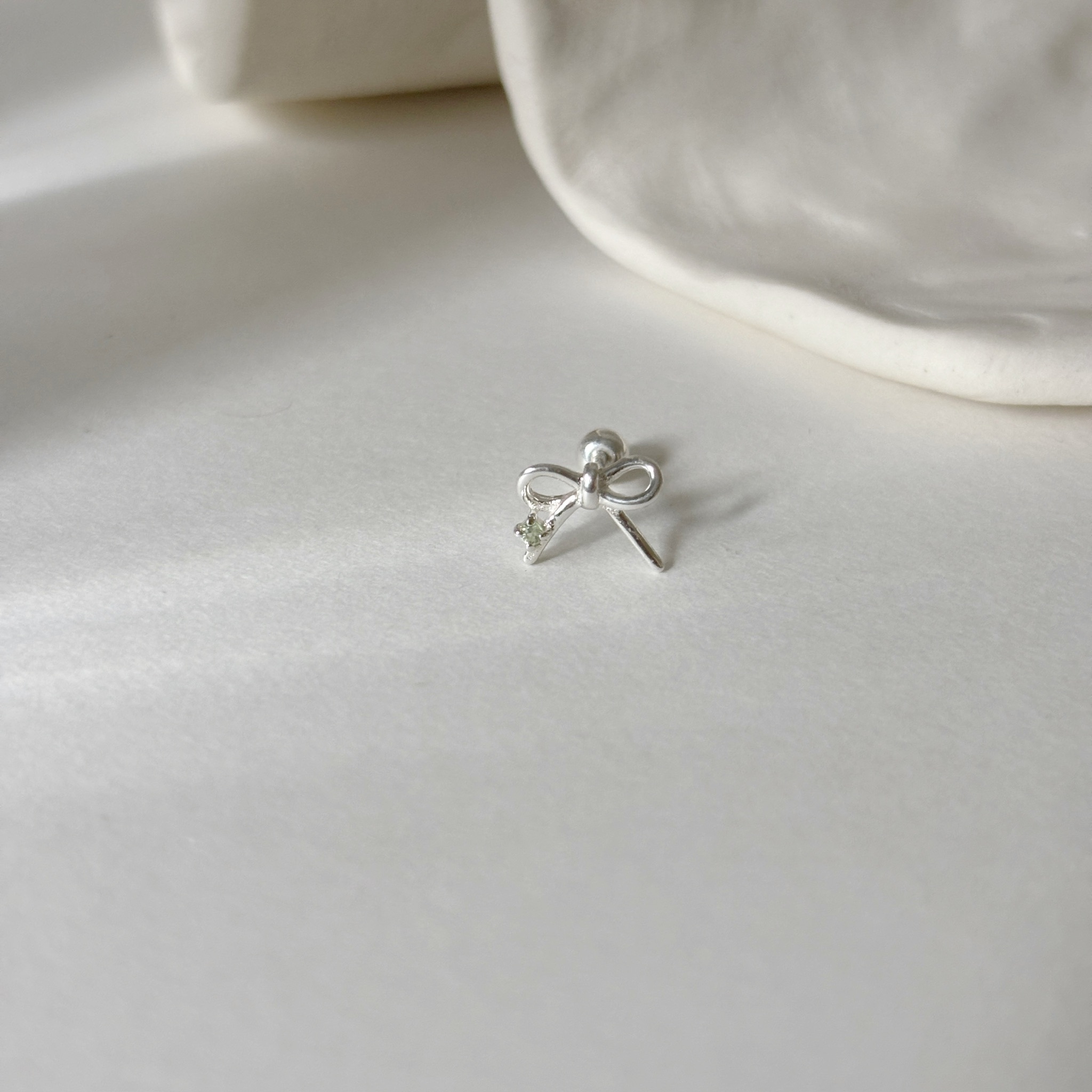 簍空蝴蝶結橄欖石轉珠耳環