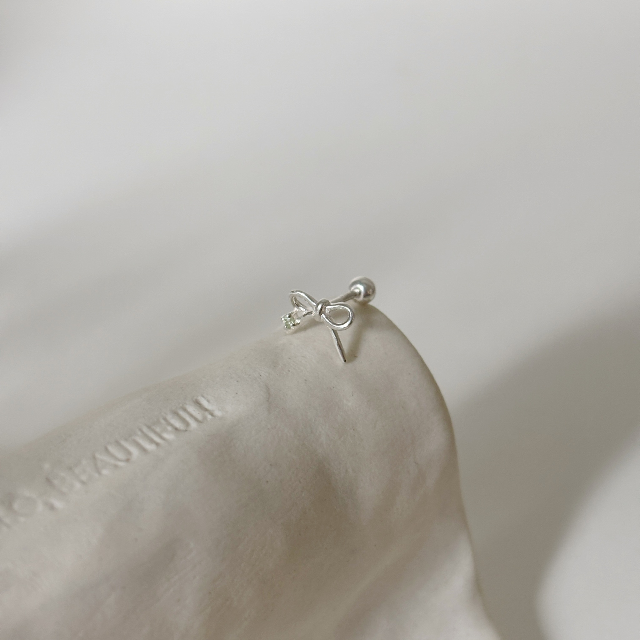 簍空蝴蝶結橄欖石轉珠耳環