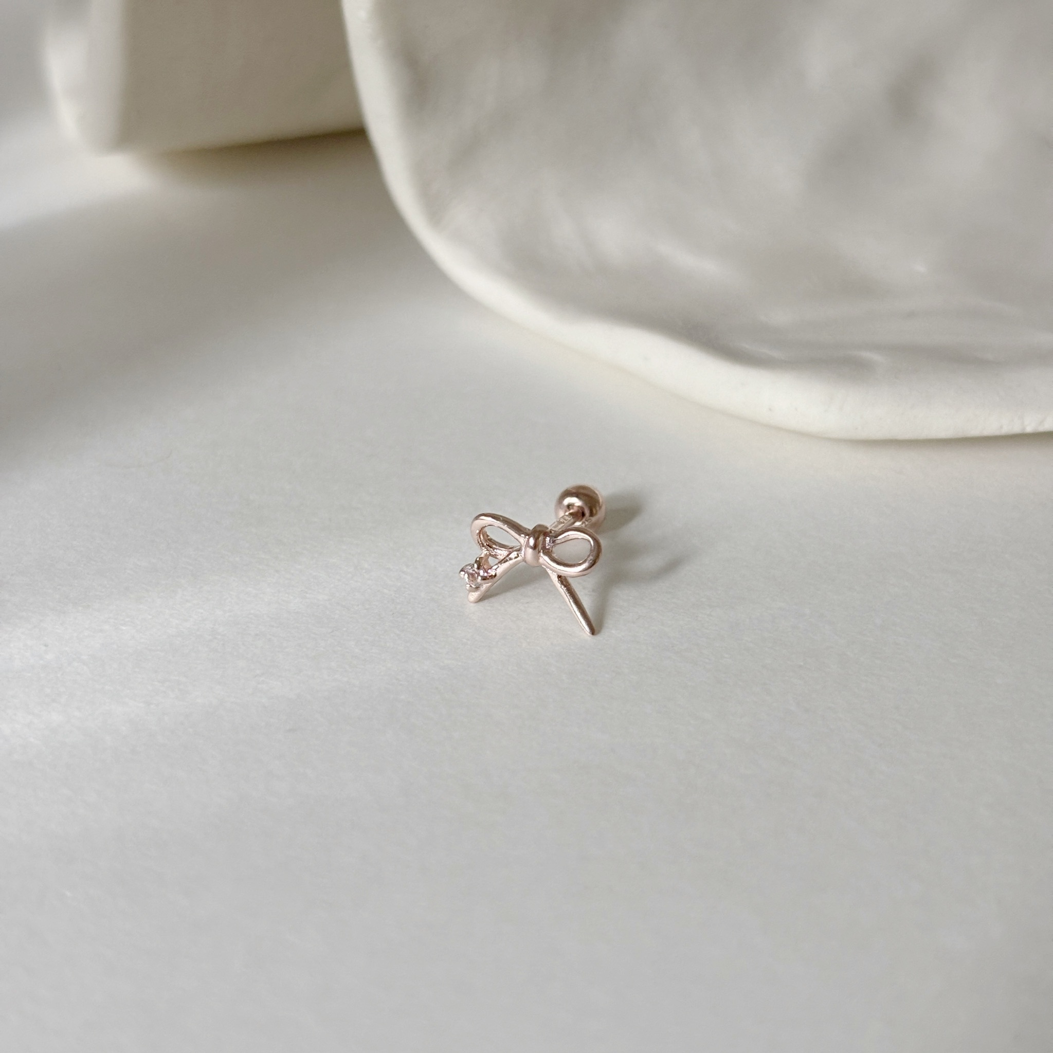 簍空蝴蝶結白托帕石轉珠耳環