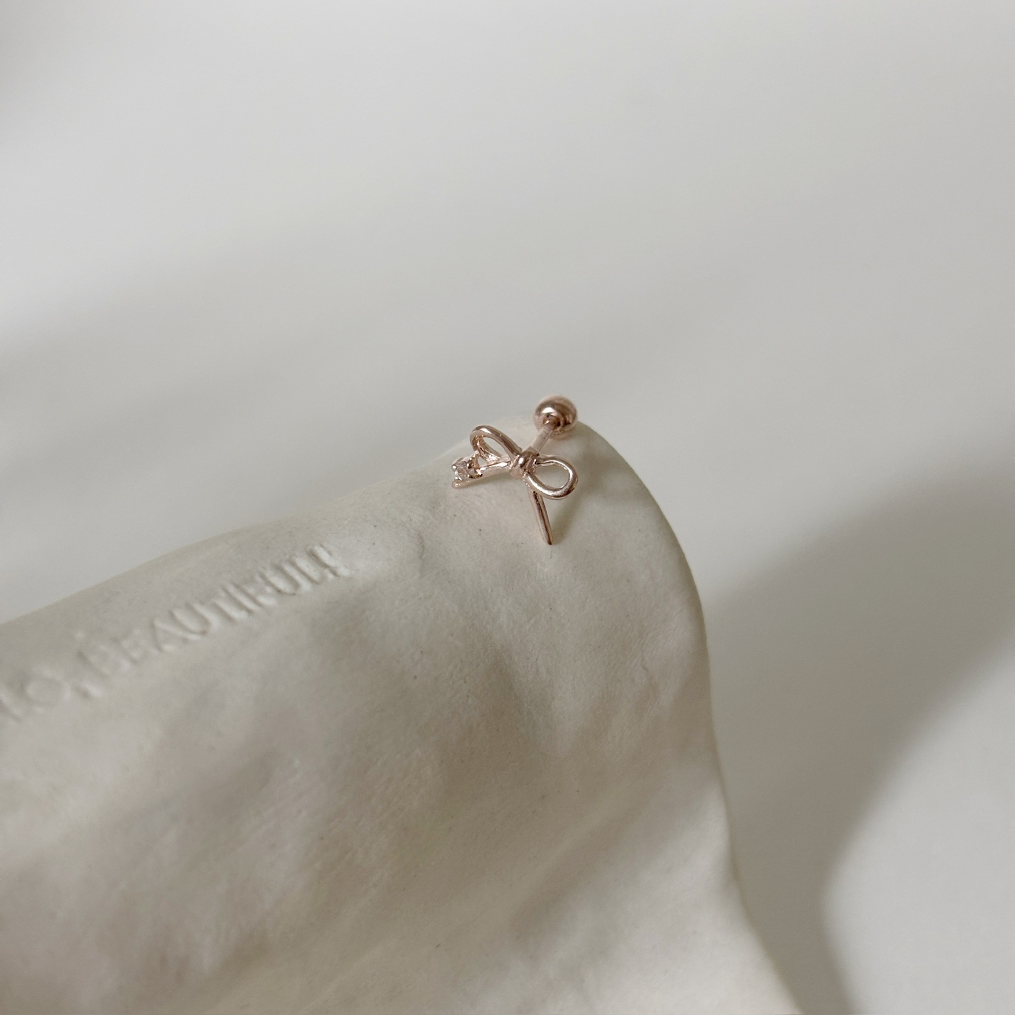 簍空蝴蝶結白托帕石轉珠耳環