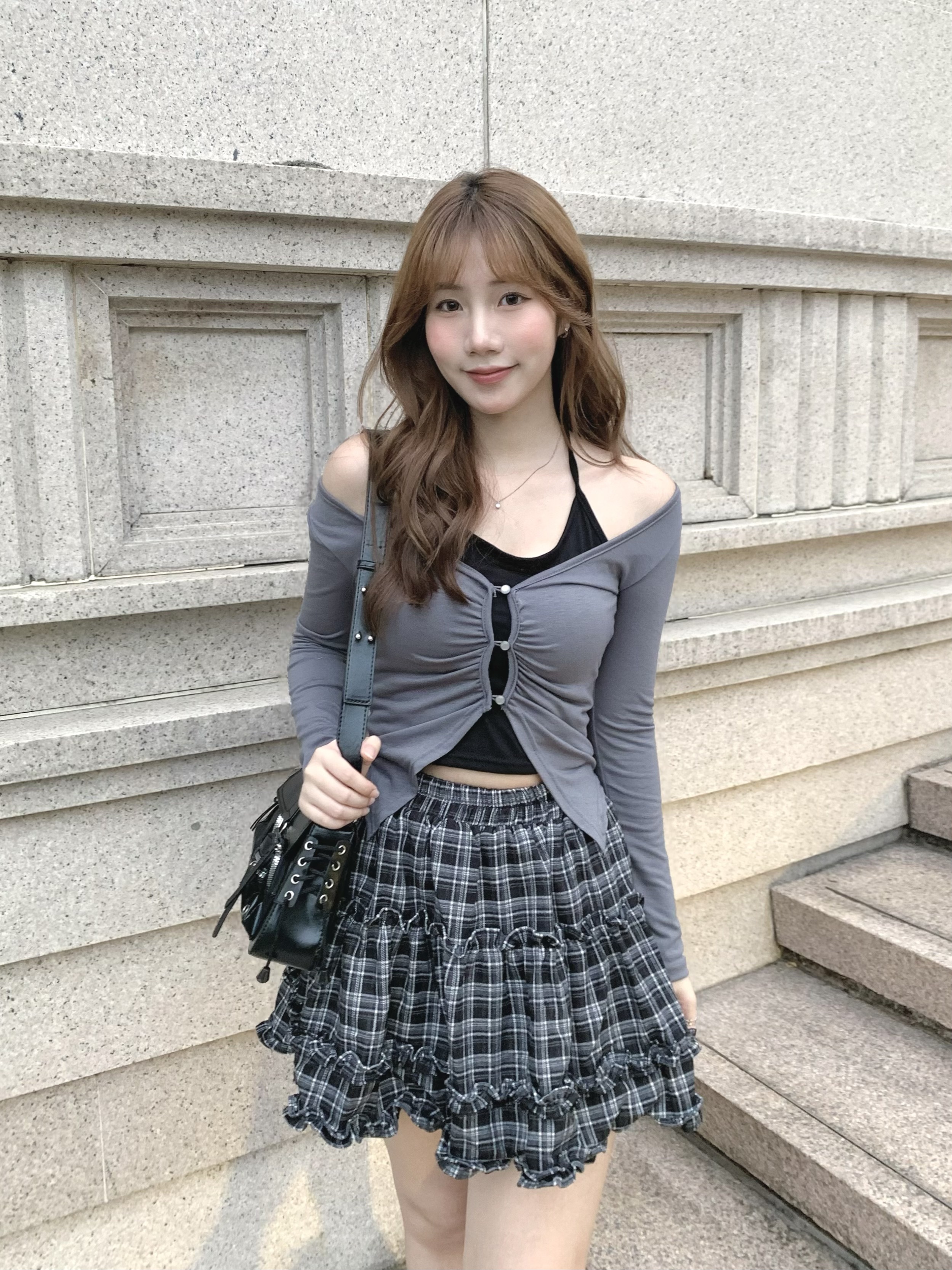 T1140｜造型感📰🎧🤍 3小圓鈕倒V修腰假兩件長袖上衣