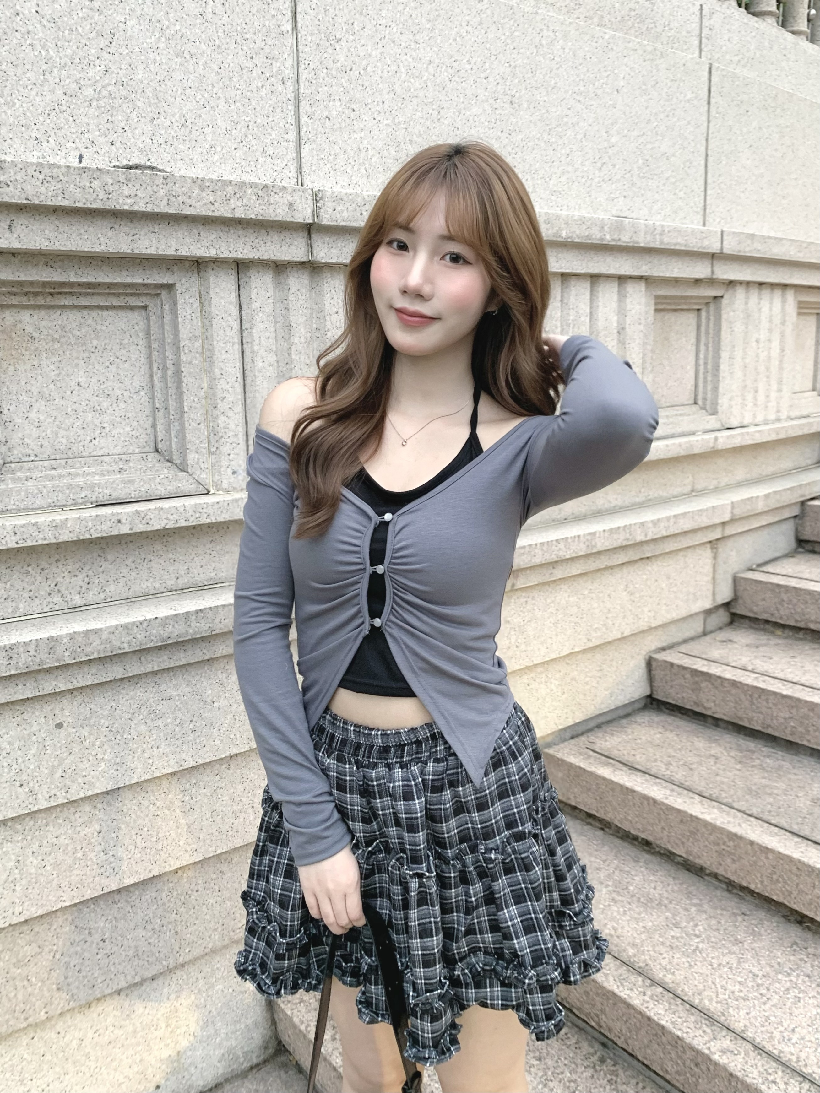 T1140｜造型感📰🎧🤍 3小圓鈕倒V修腰假兩件長袖上衣