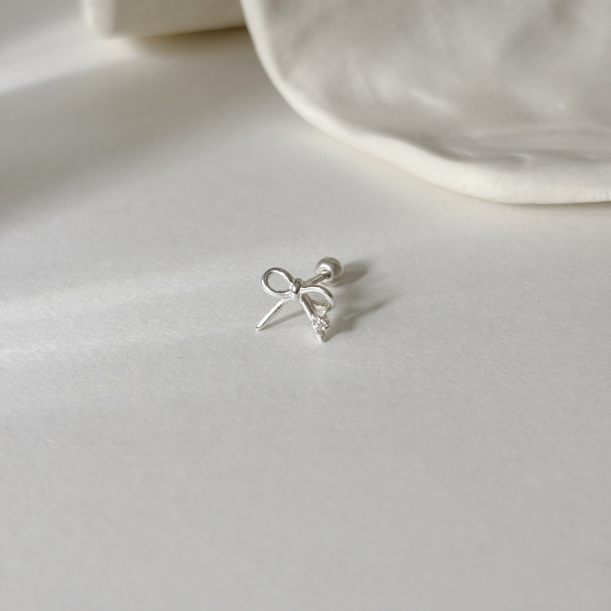 簍空蝴蝶結白托帕石轉珠耳環