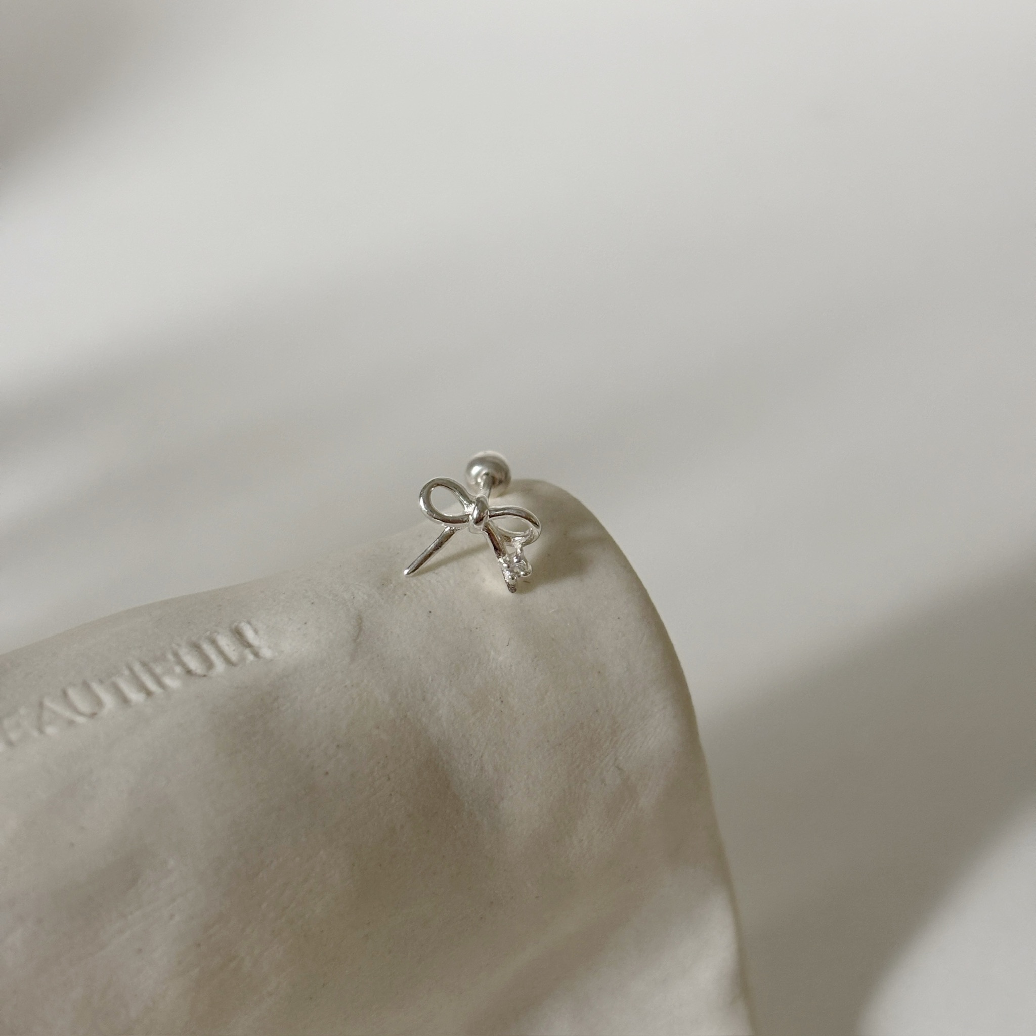 簍空蝴蝶結白托帕石轉珠耳環