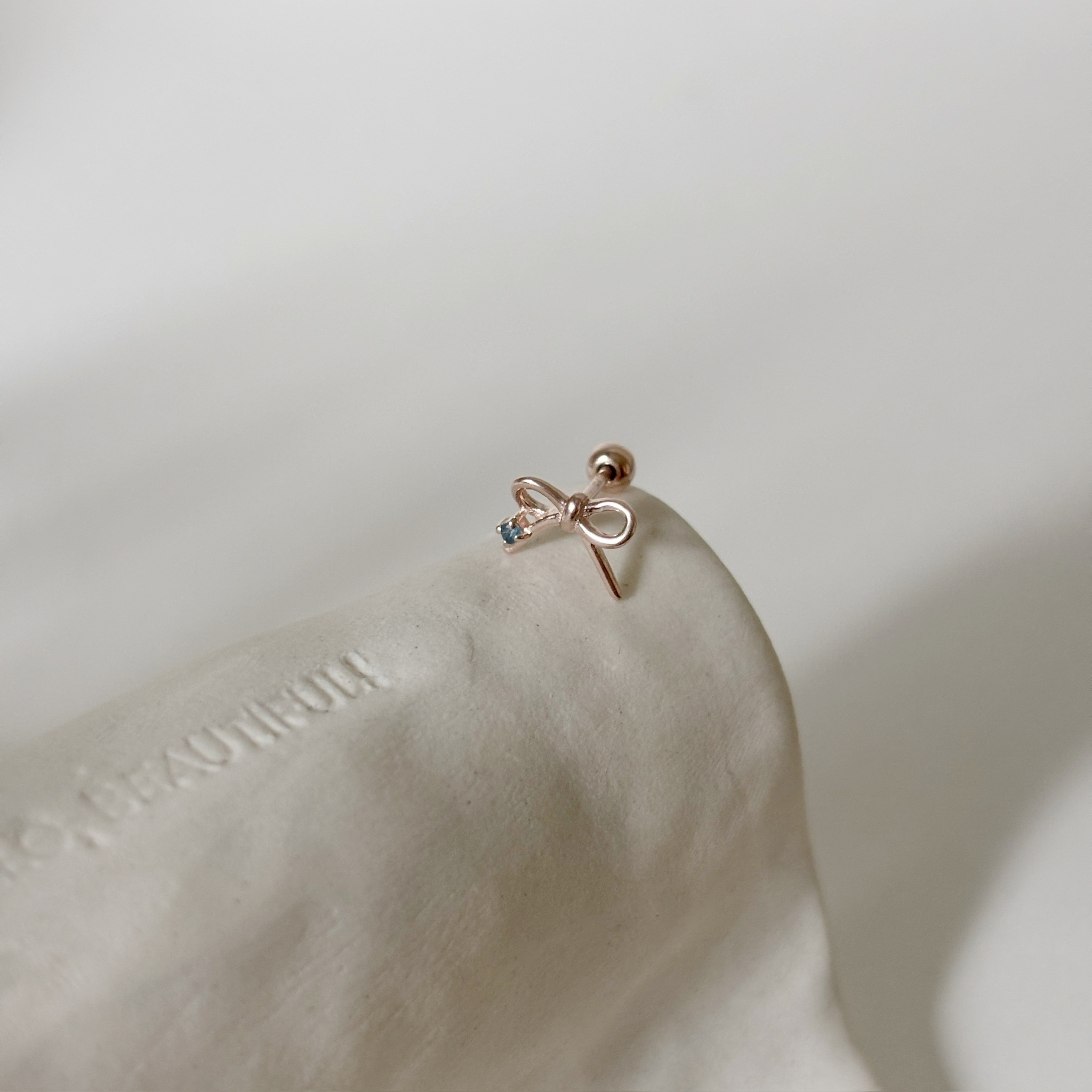 簍空蝴蝶結倫敦托帕石轉珠耳環