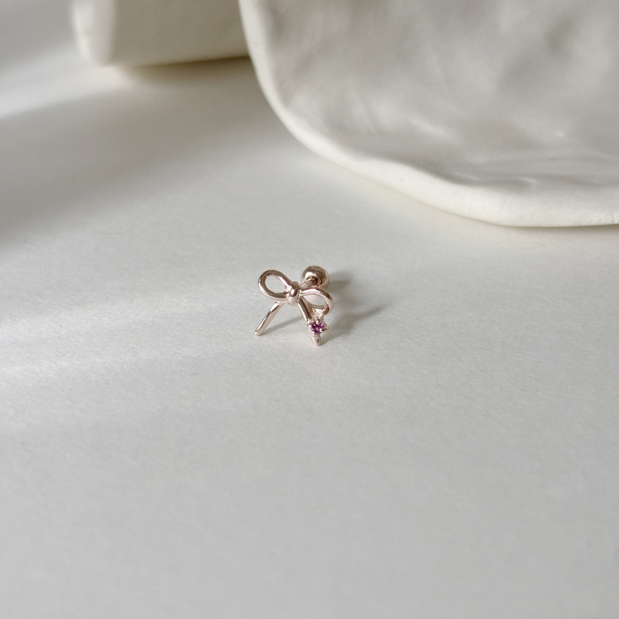 簍空蝴蝶結玫瑰石榴石轉珠耳環