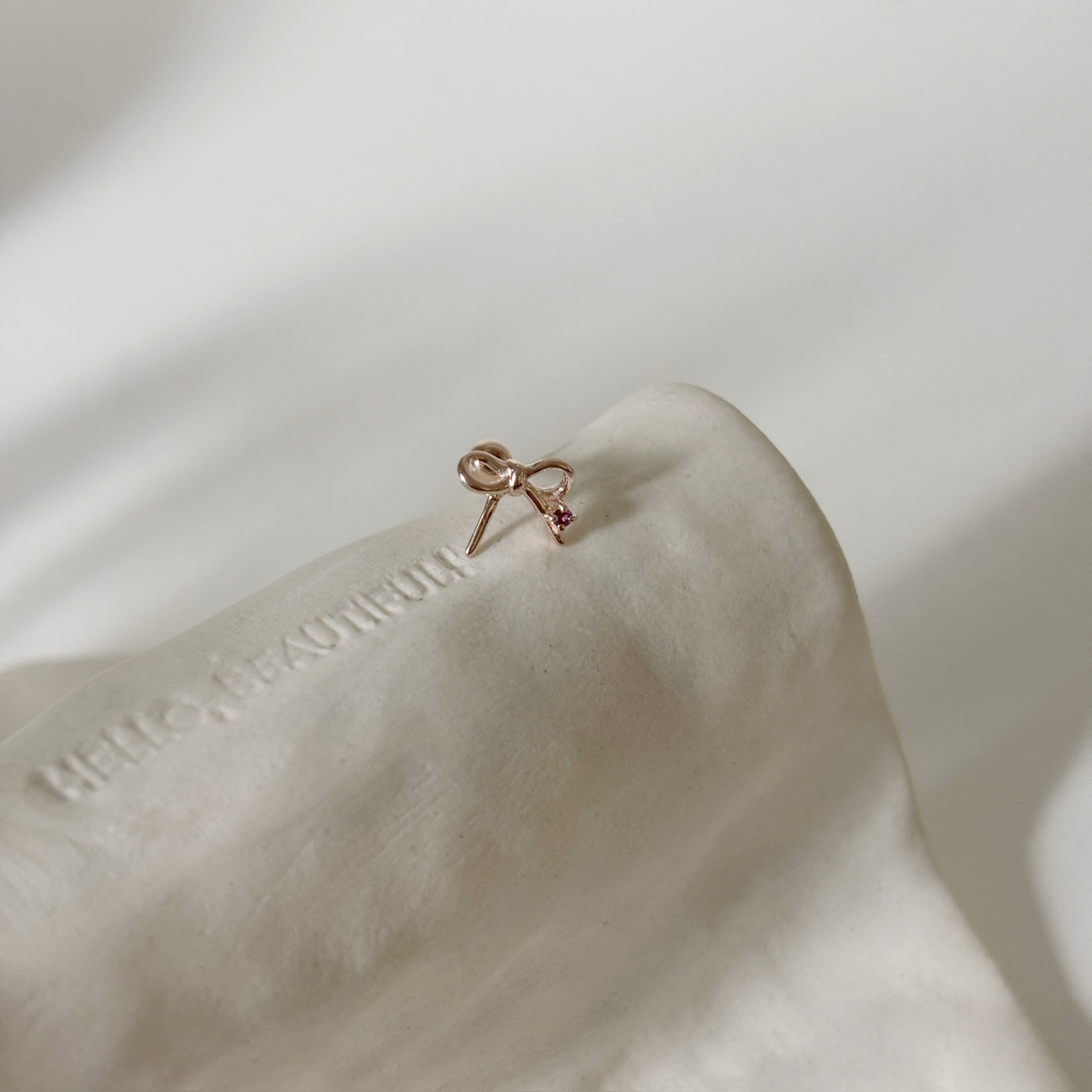 簍空蝴蝶結玫瑰石榴石轉珠耳環