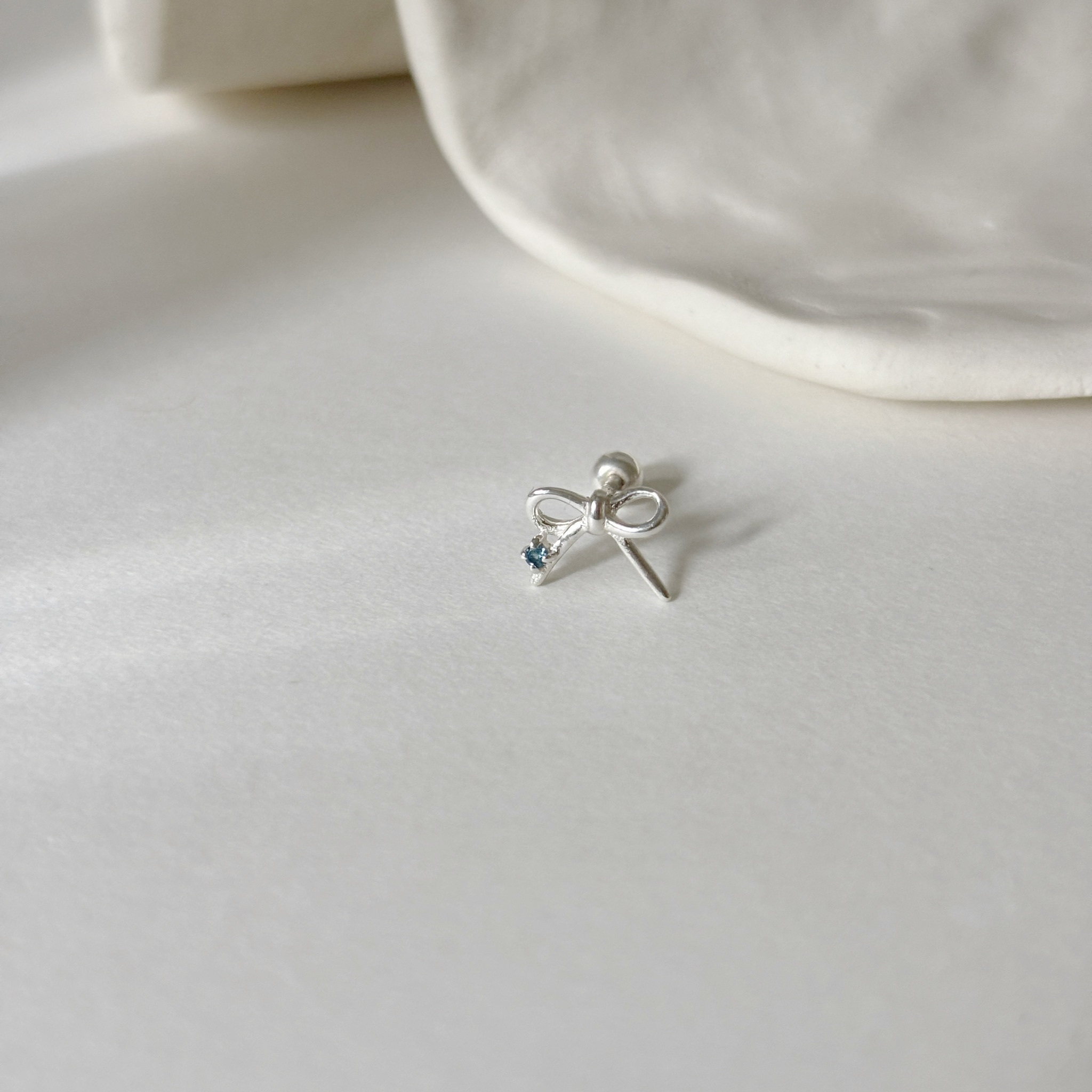 簍空蝴蝶結倫敦托帕石轉珠耳環