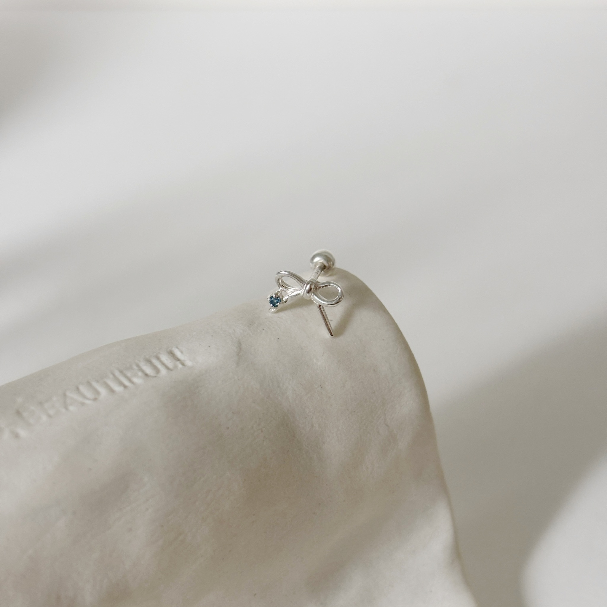 簍空蝴蝶結倫敦托帕石轉珠耳環