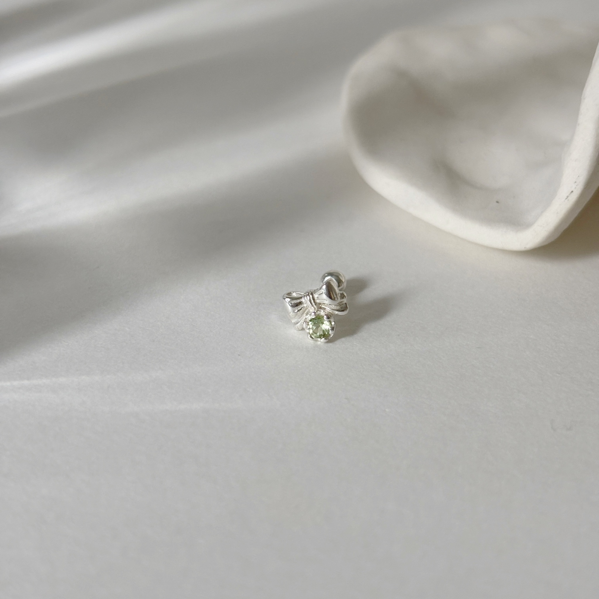 緞帶蝴蝶結六爪橄欖石轉珠耳環