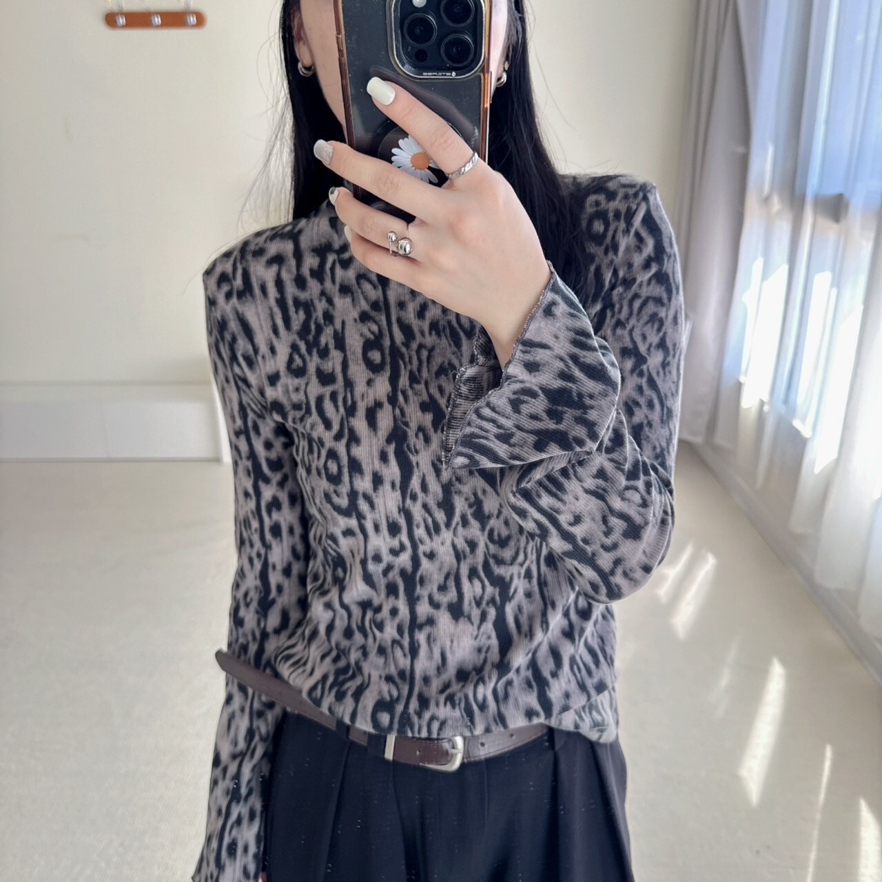 氣勢灰豹木耳邊喇叭袖高領微墊肩上衣（現貨）