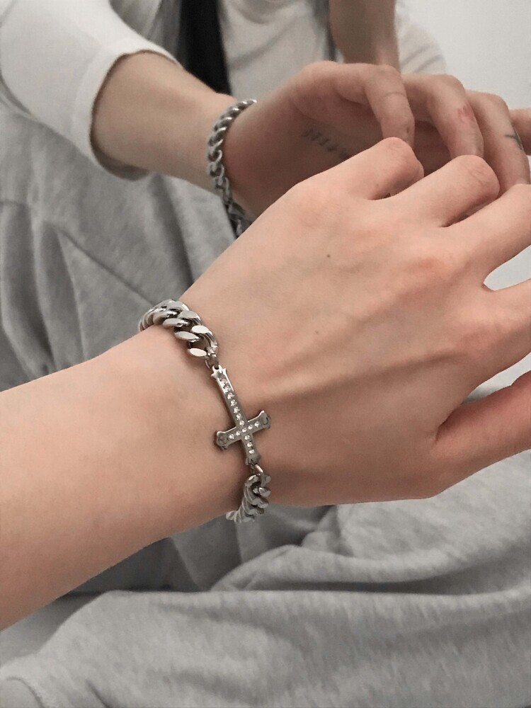 【現貨】韓國代購 OFUSE Cross Bracelet 克羅心風 水鑽 十字架 古巴鍊 手鍊