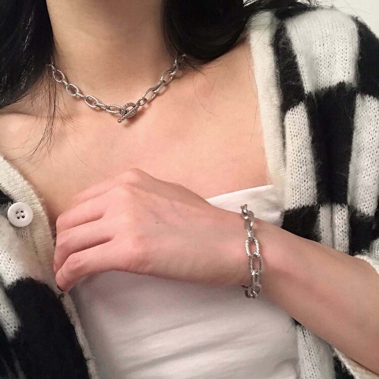 OFUSE - sparkle toggle choker