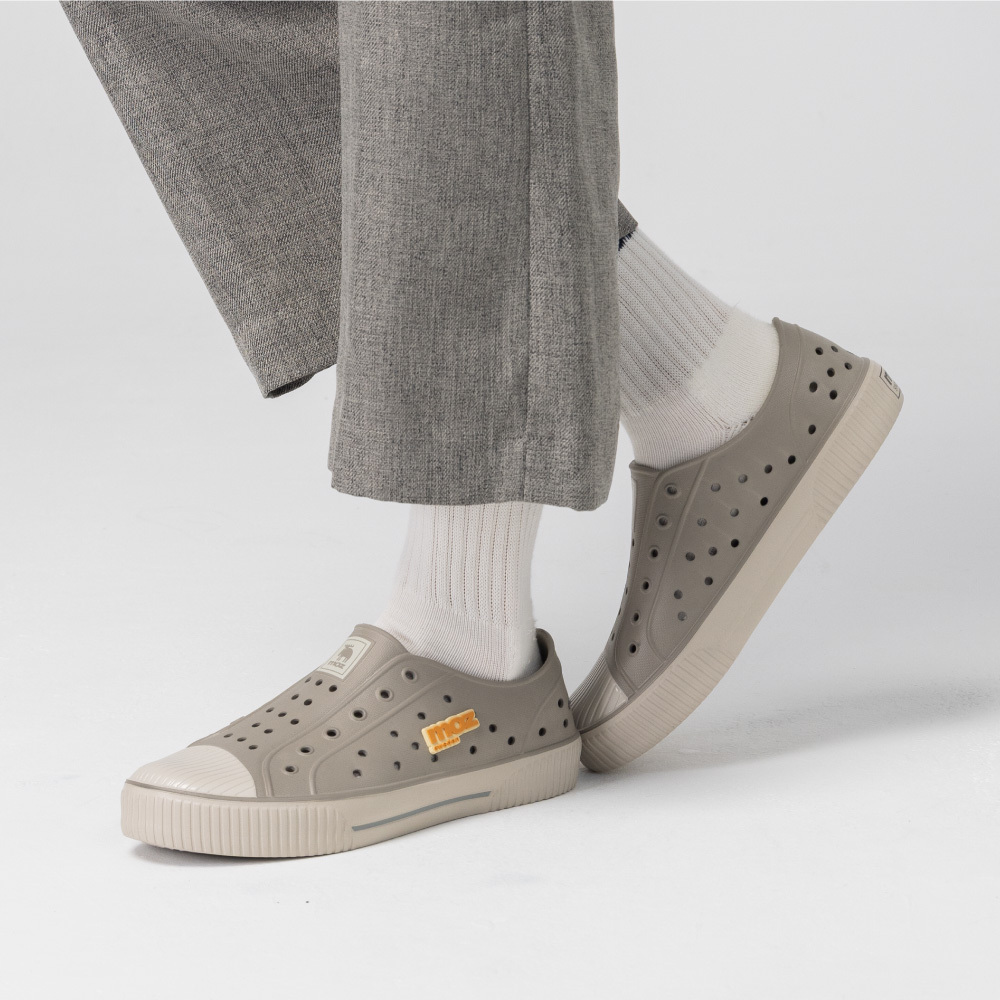 雙色洞洞餅乾水鞋 (奶蓋沙丘灰)