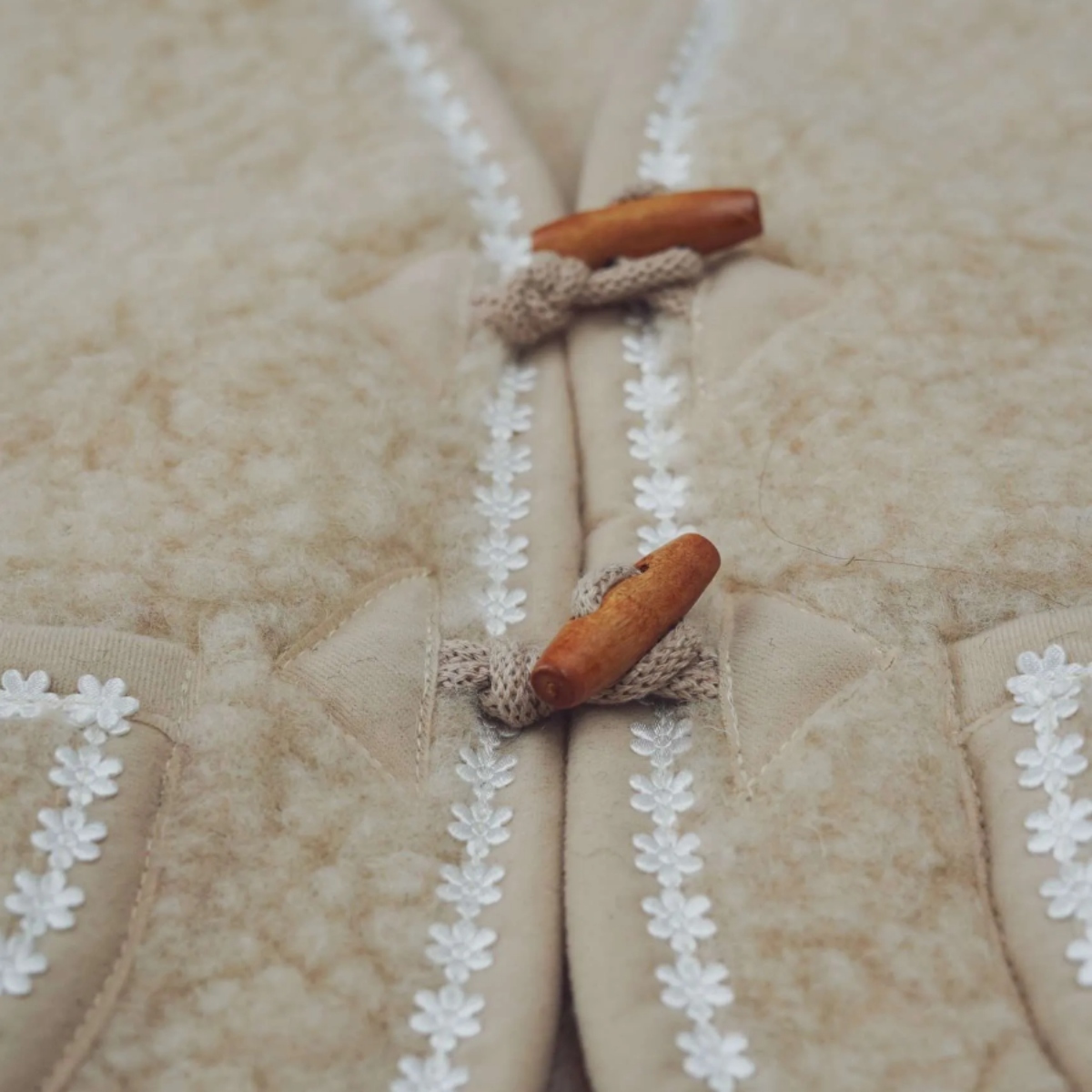 We Are Wovens 牛角扣羊毛背心 waistcoat - Flower Rhodante