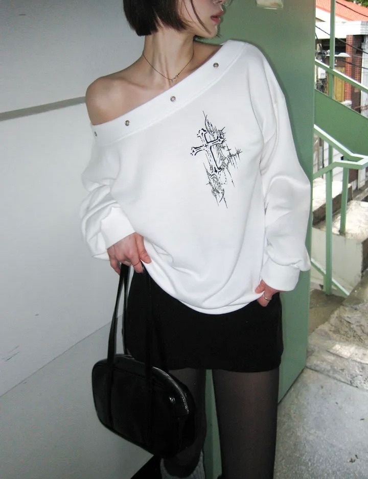 【優惠預訂】韓國釘釘十字露肩上衣（3色）