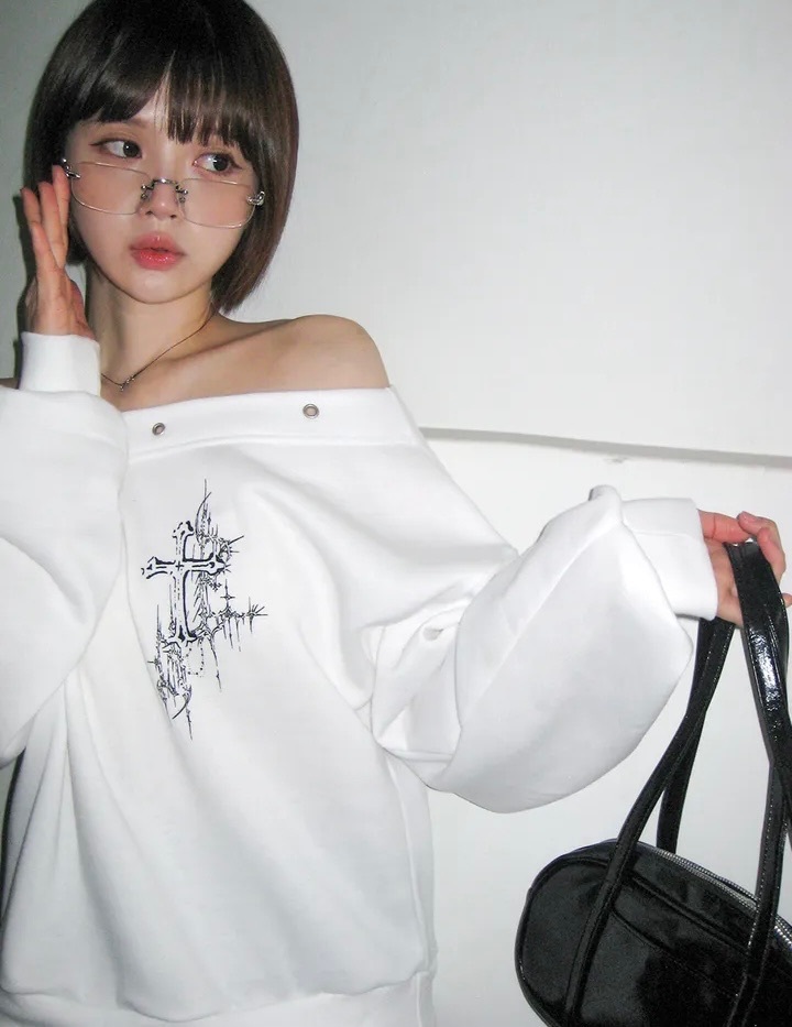 【優惠預訂】韓國釘釘十字露肩上衣（3色）