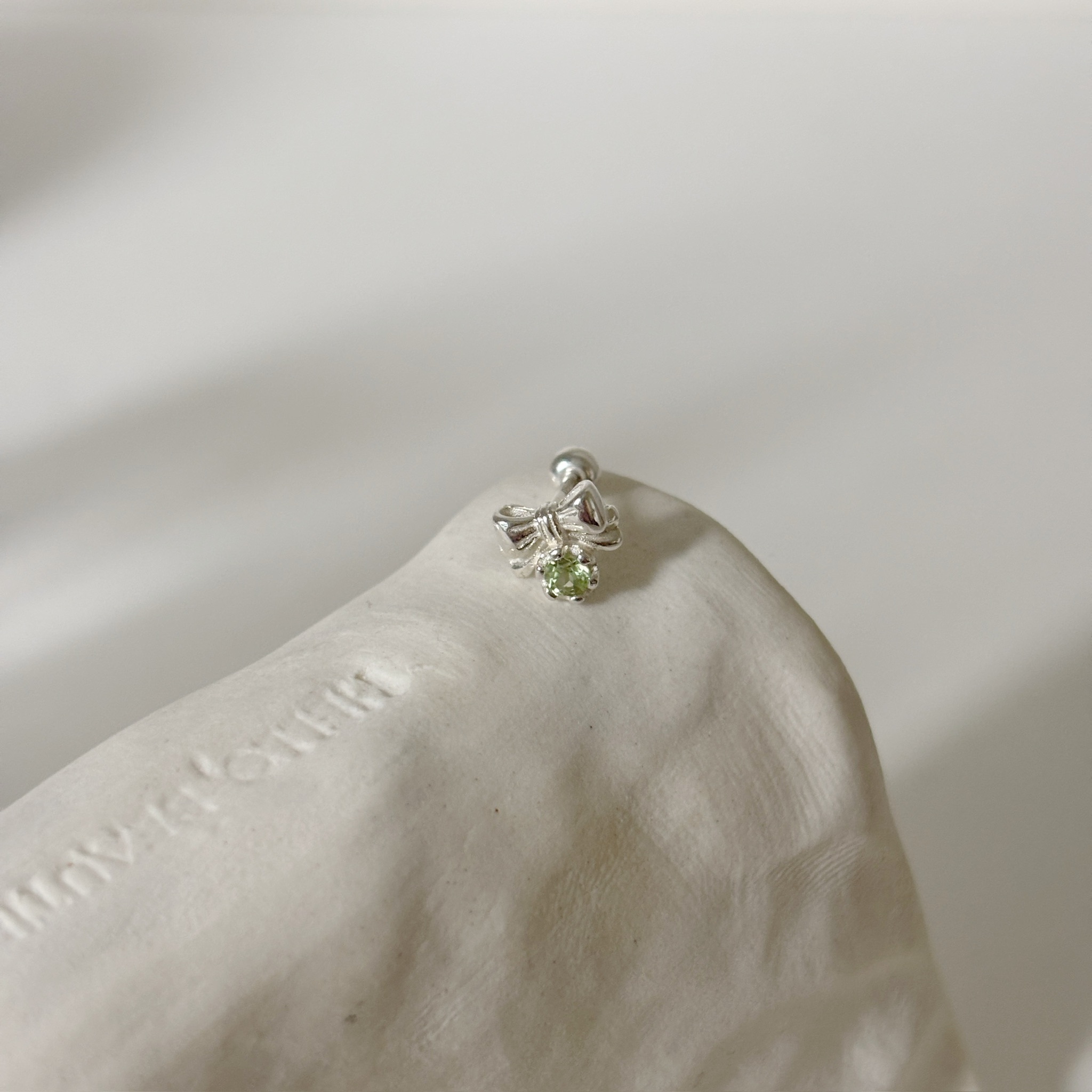 緞帶蝴蝶結六爪橄欖石轉珠耳環