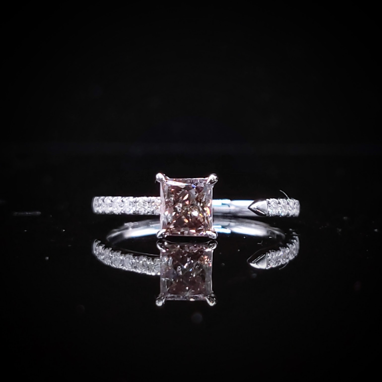 全新18K白金【單粒60份方形咖啡鑽】配小鑽共72份鑽石戒指