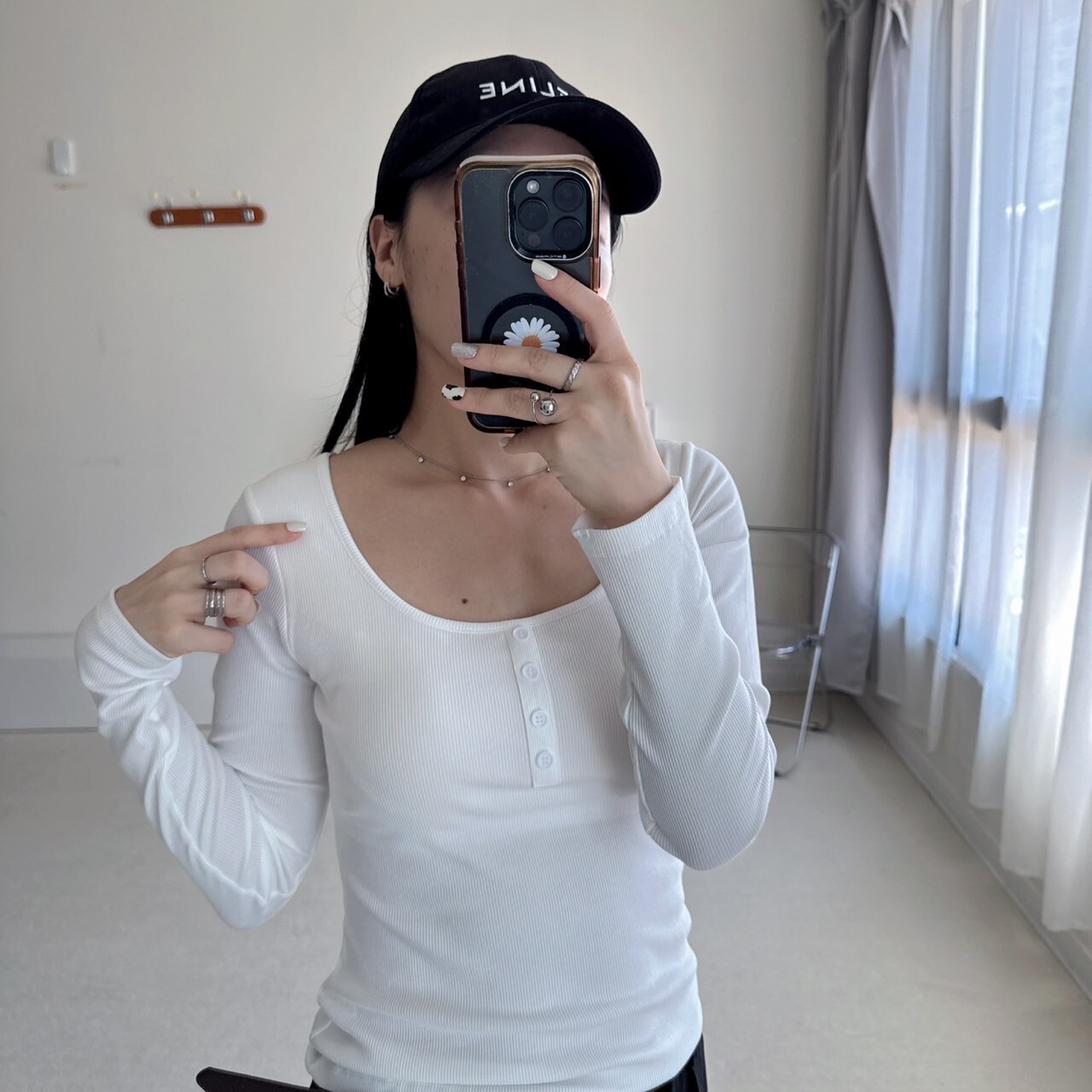 四顆鈕釦設計大圓領坑條長袖bra T（現貨）