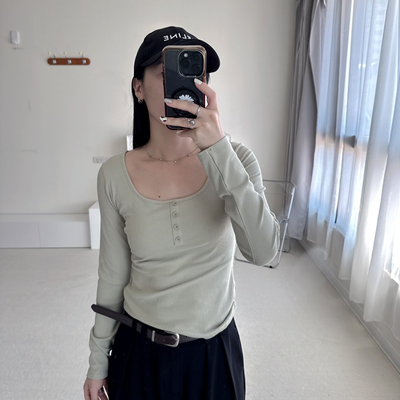 四顆鈕釦設計大圓領坑條長袖bra T（現貨）