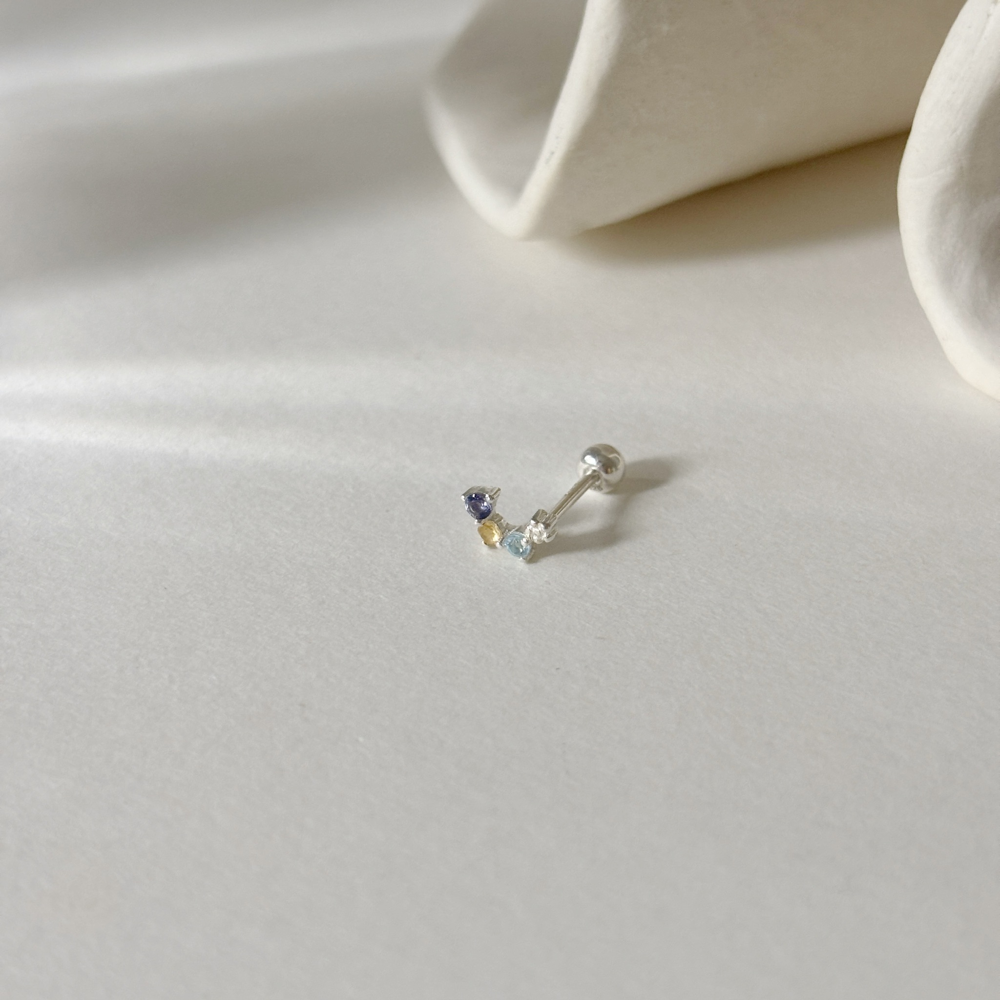 小弧排花花彩寶轉珠耳環