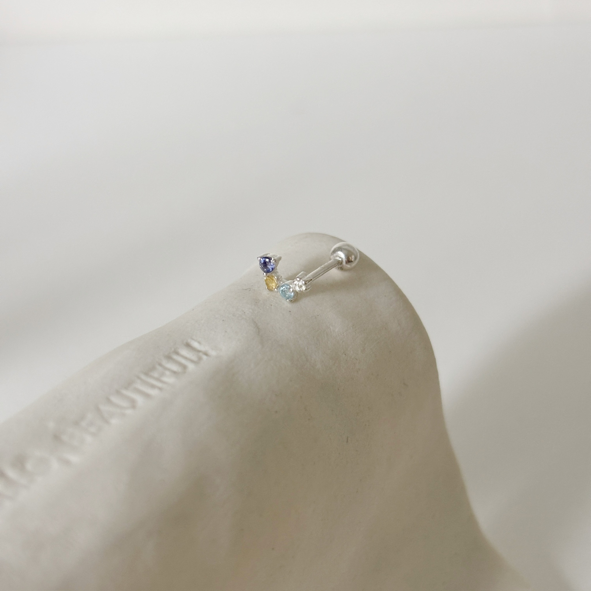 小弧排花花彩寶轉珠耳環