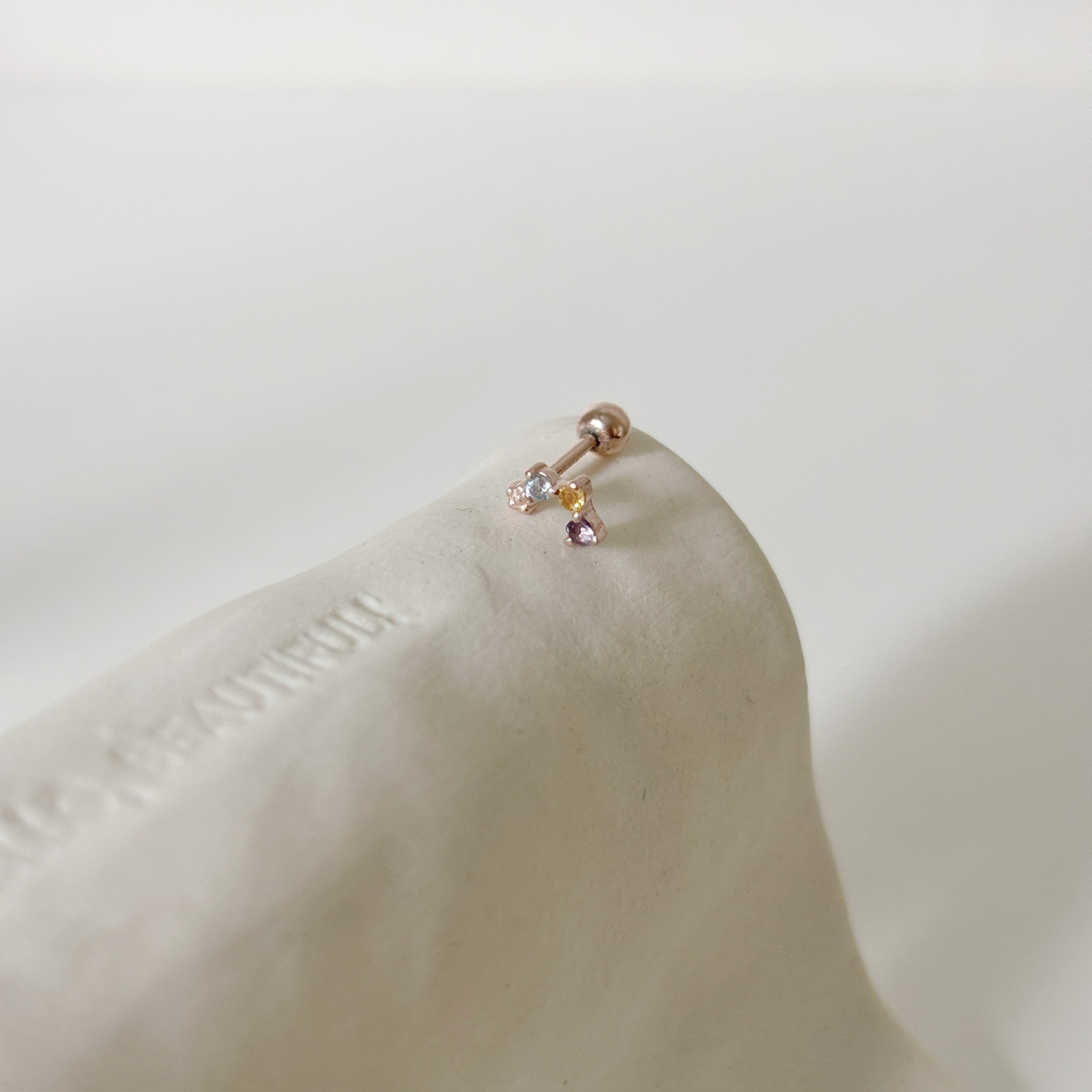 小弧排花花彩寶轉珠耳環