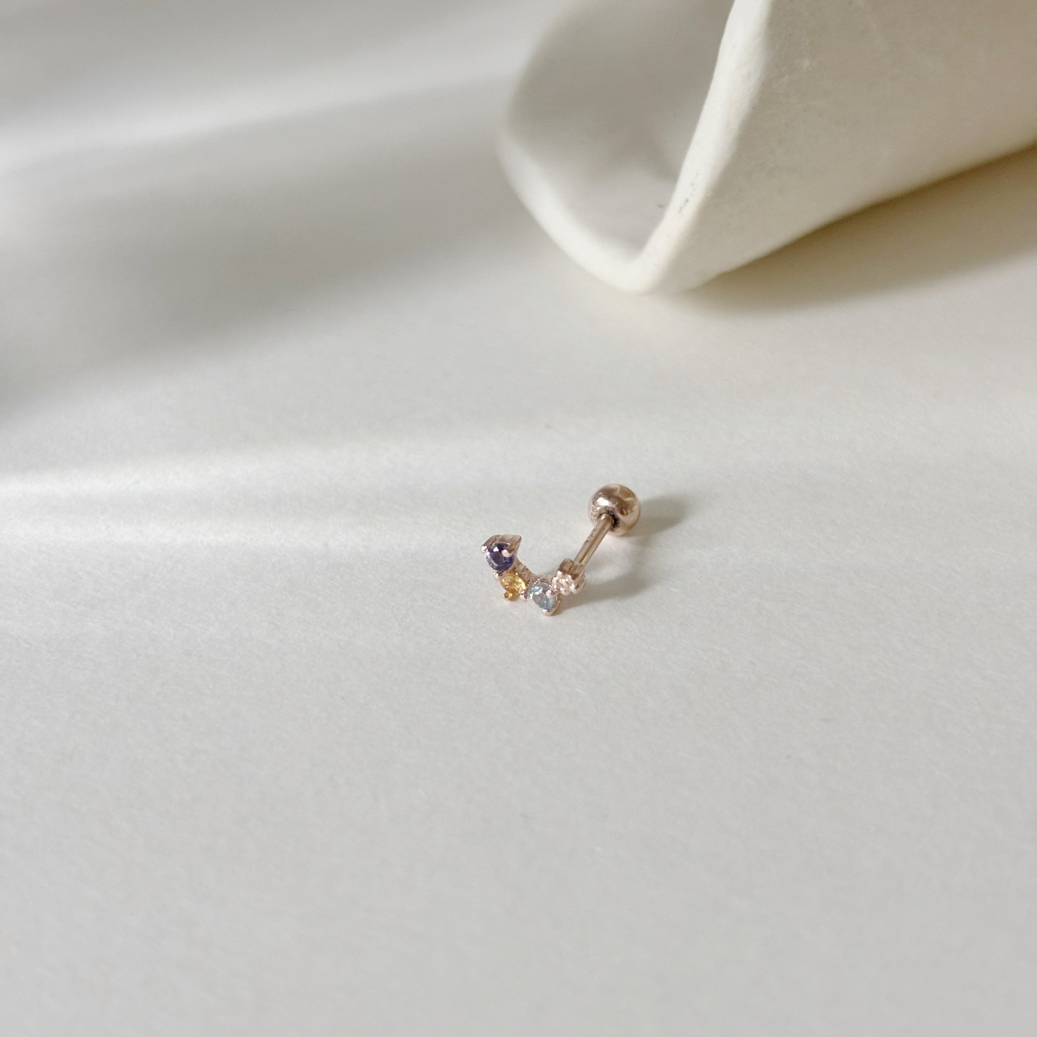 小弧排花花彩寶轉珠耳環