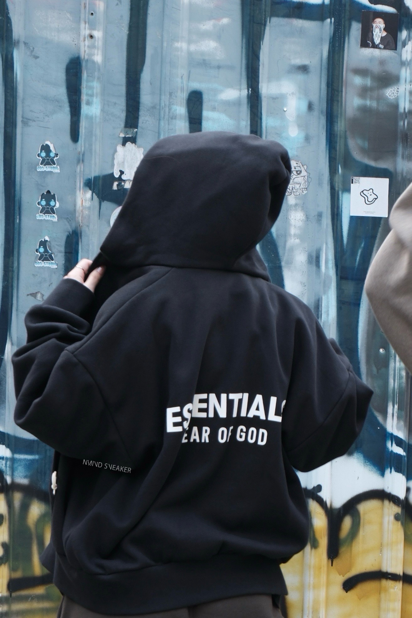 <快速出貨> ESSENTIALS 背後LOGO連帽外套 灰色