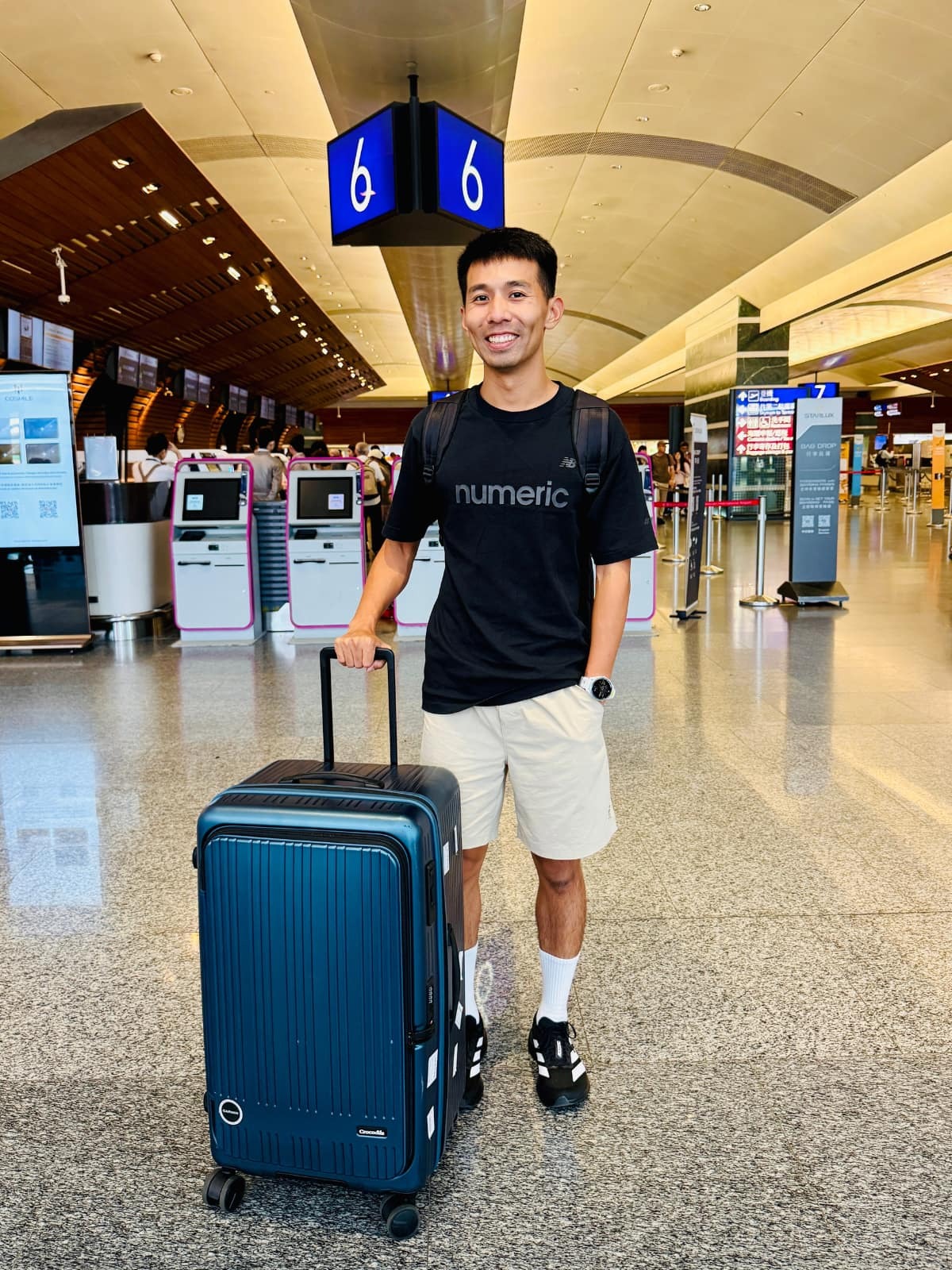 哲睿完成馬拉松行李打包，在機場準備出發