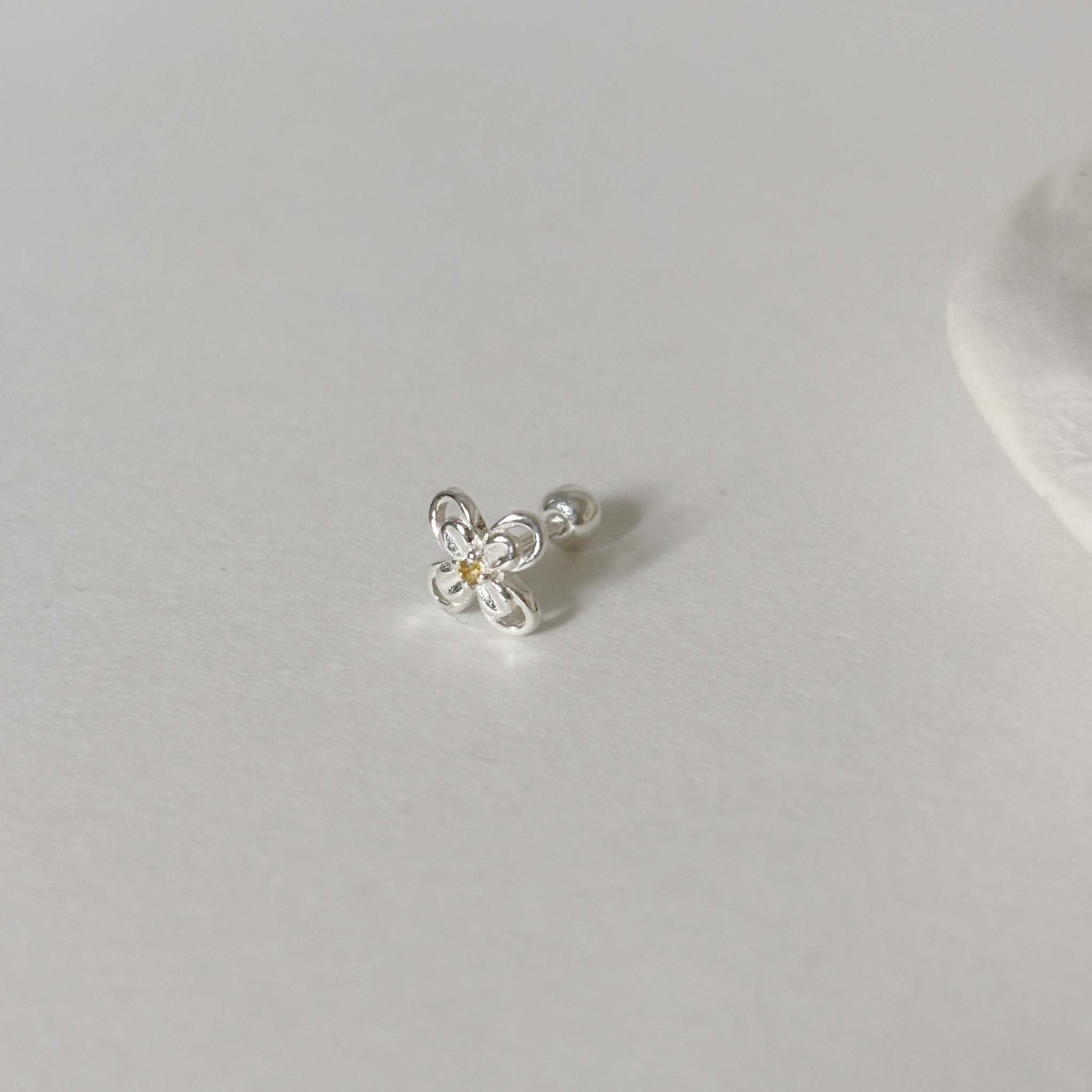 簍空四葉花黃水晶轉珠耳環