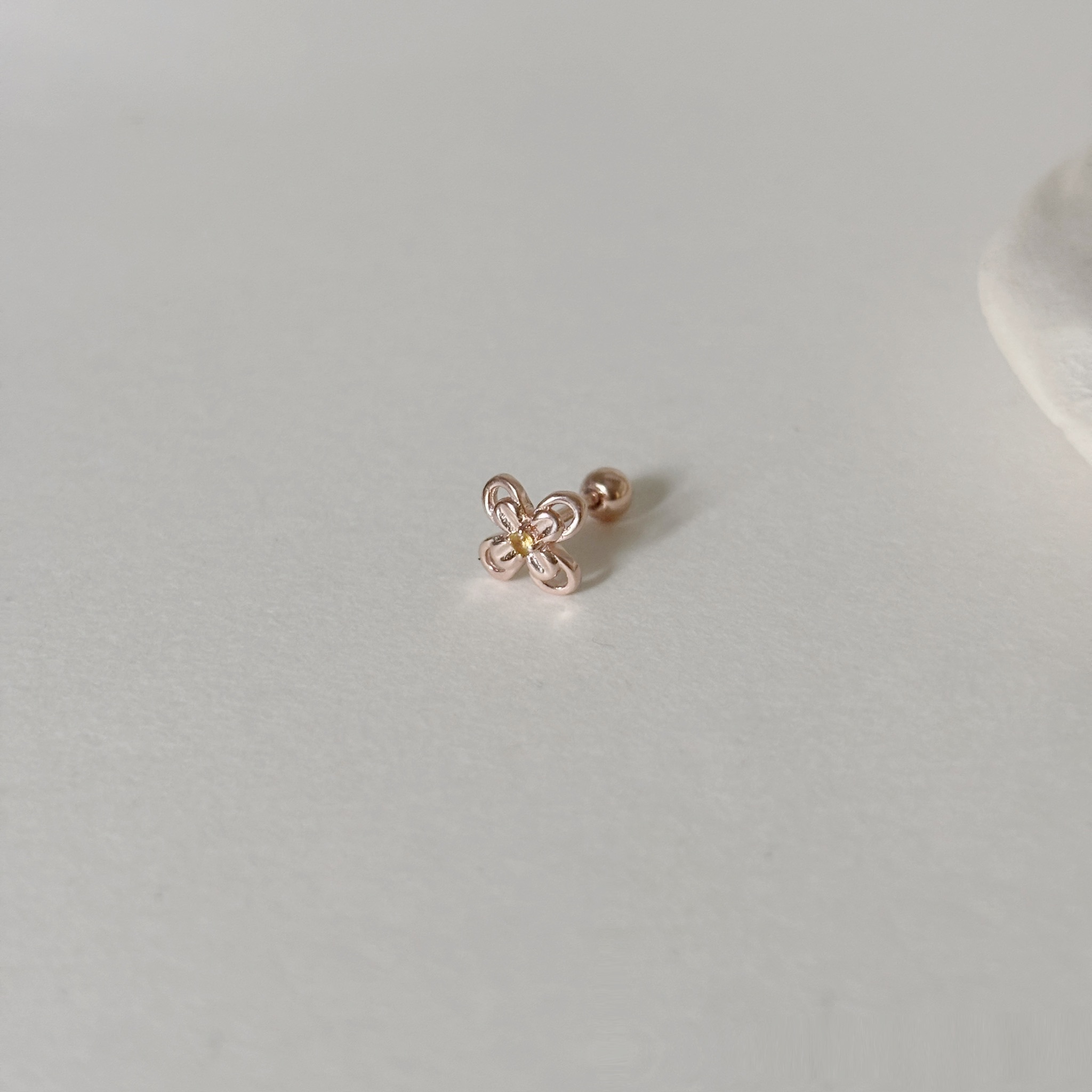 簍空四葉花黃水晶轉珠耳環