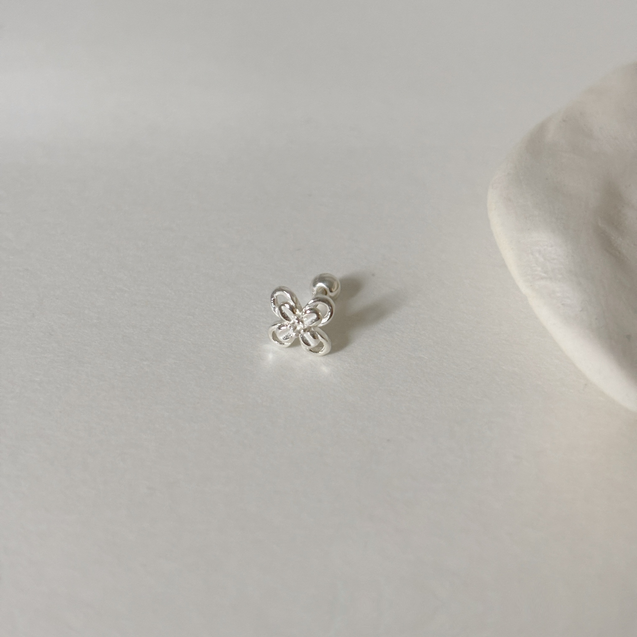 簍空四葉花白托帕石轉珠耳環