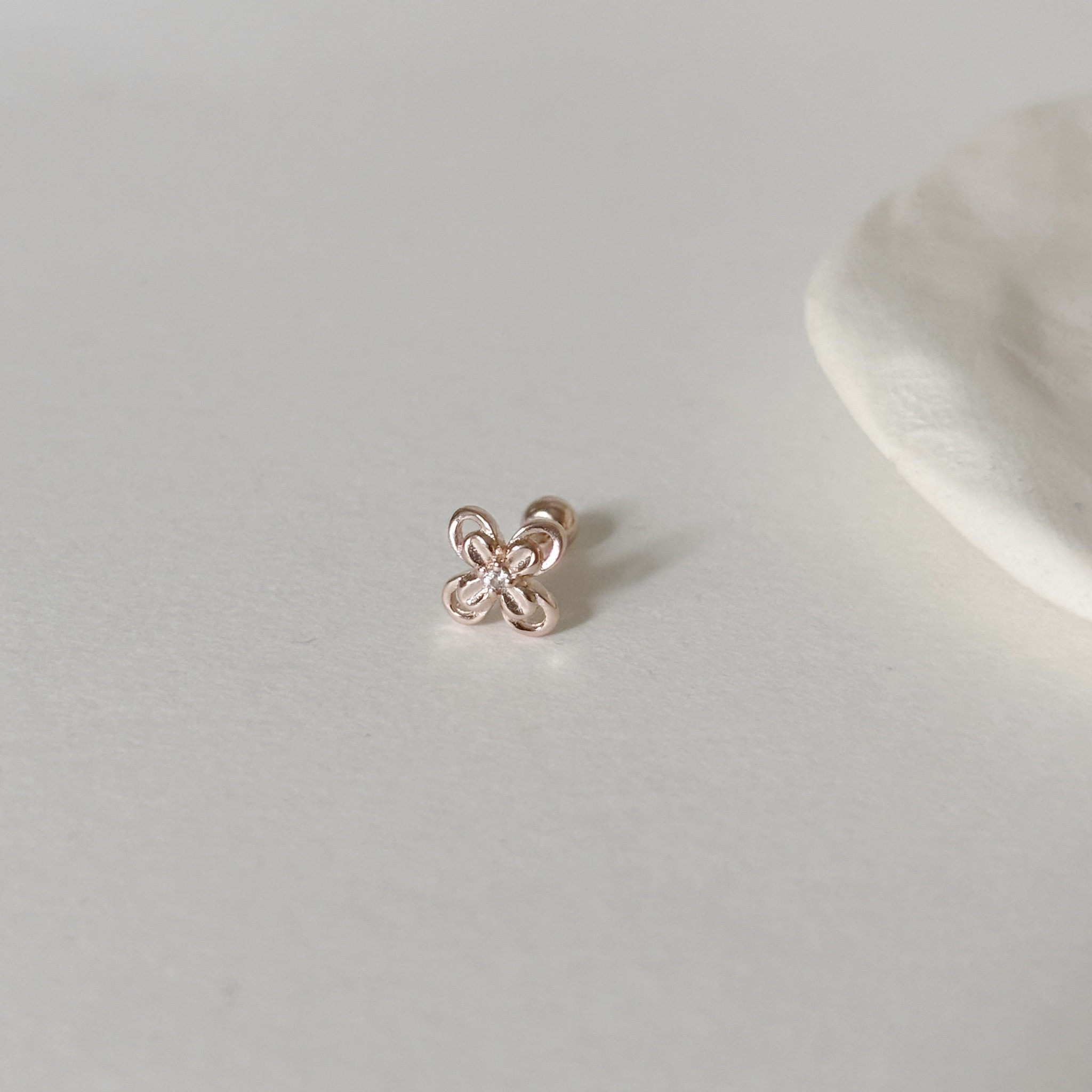 簍空四葉花白托帕石轉珠耳環